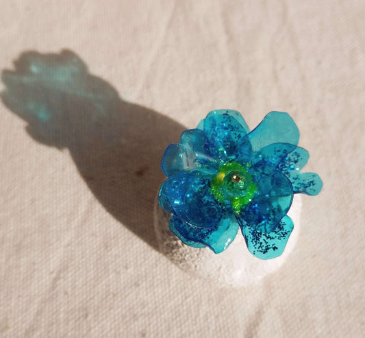 Bague  T53 fleur bleu pailleté en plastique surcyclé
