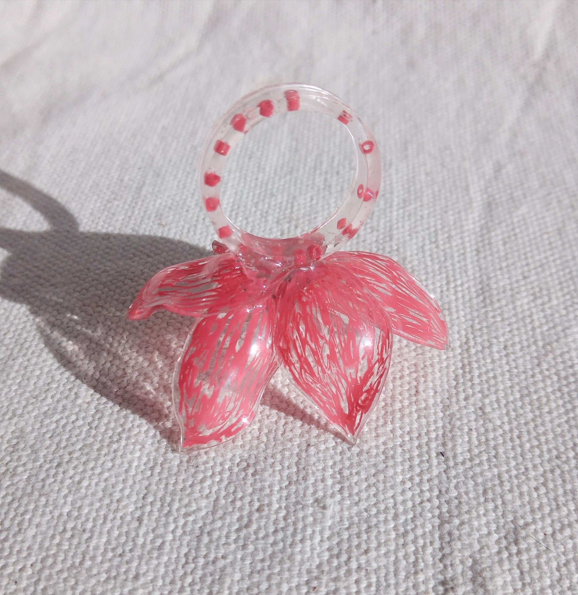 Bague T62  fleur rouge a coeur vert upcycling