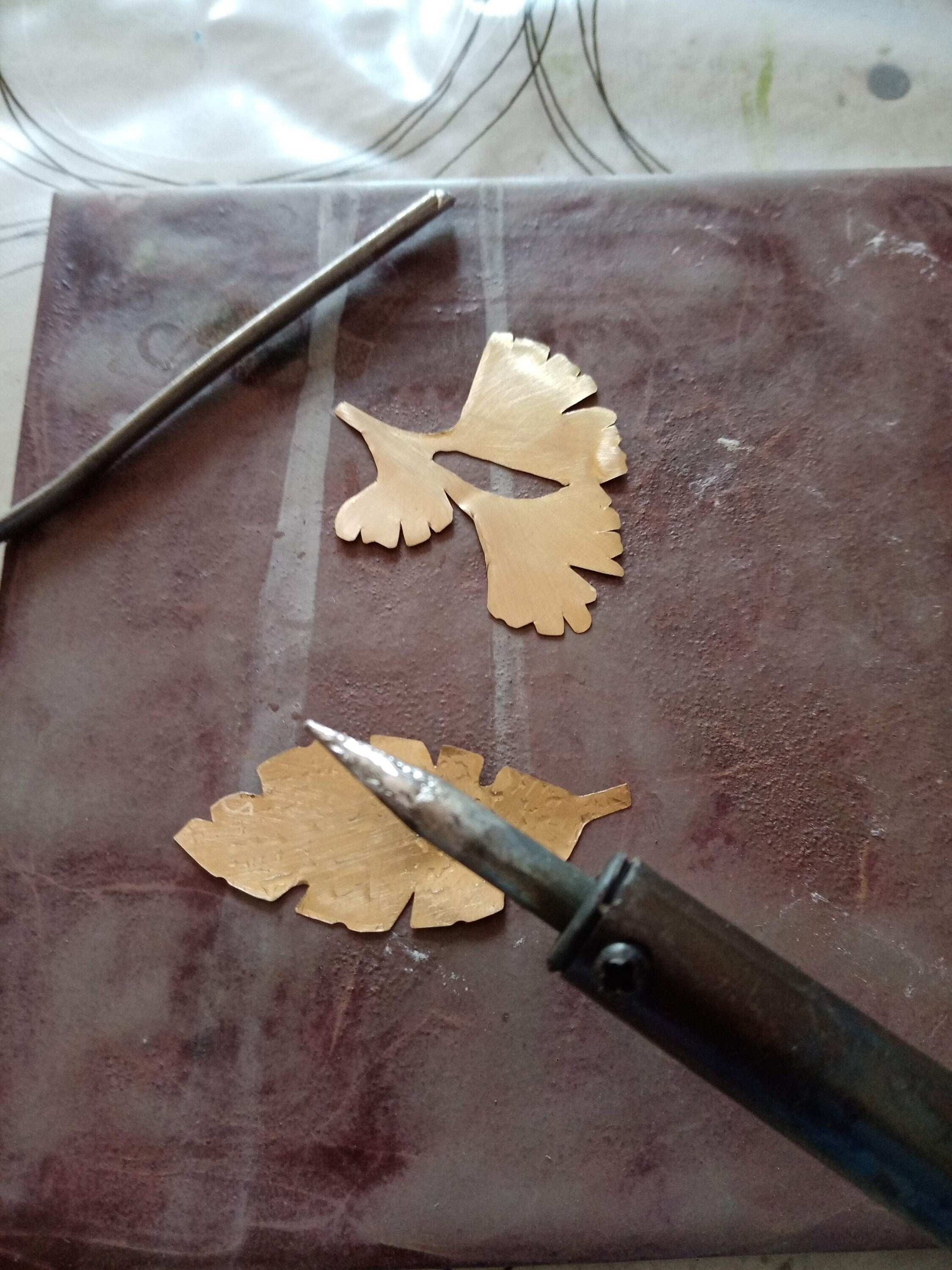 Boucles d'oreilles  fait main feuille émaillée verte et jaune avec perles