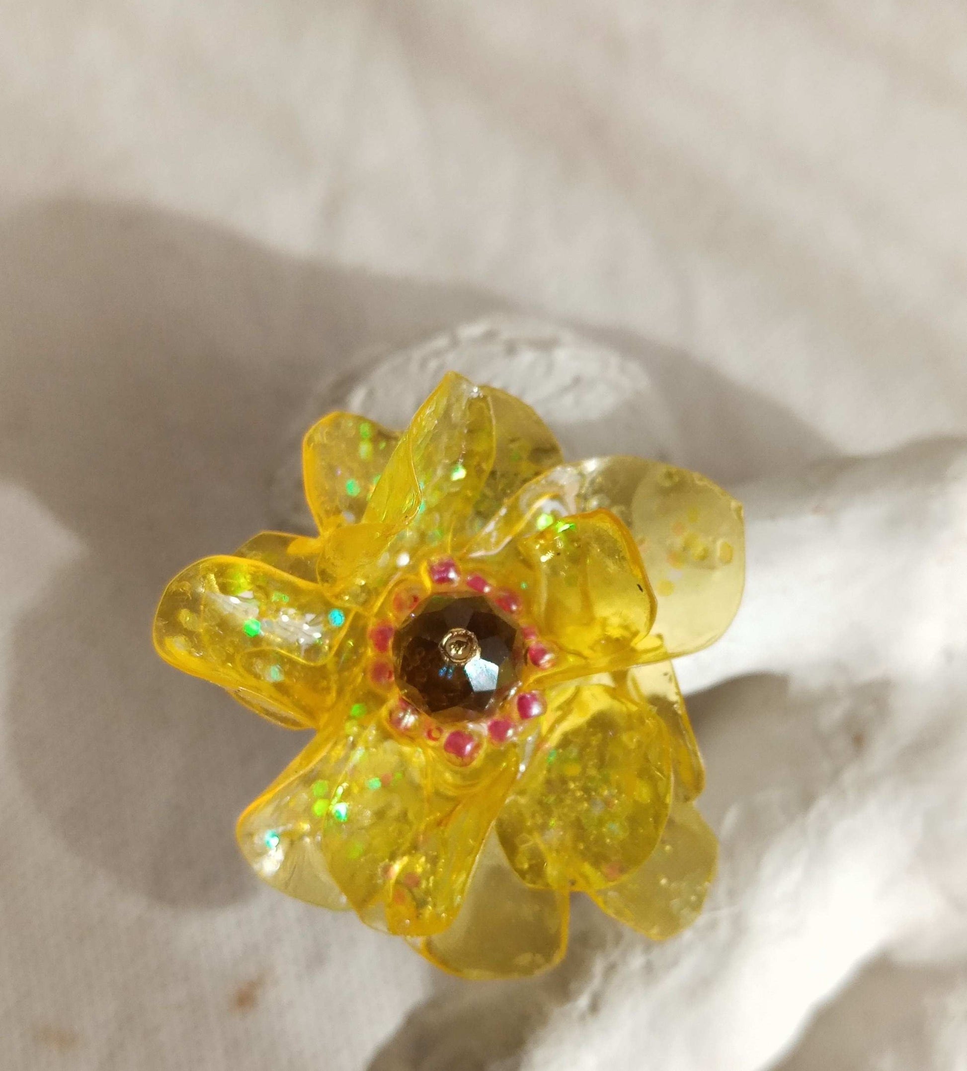 Bague  T50 fleur jaune coeur rose  en plastique upcycling