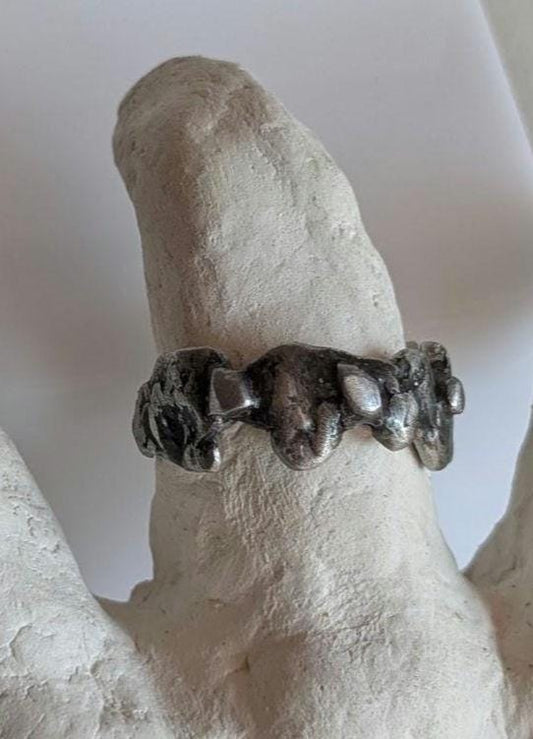 Bague anneau brutaliste contemporaine T62 étain  massif vieilli