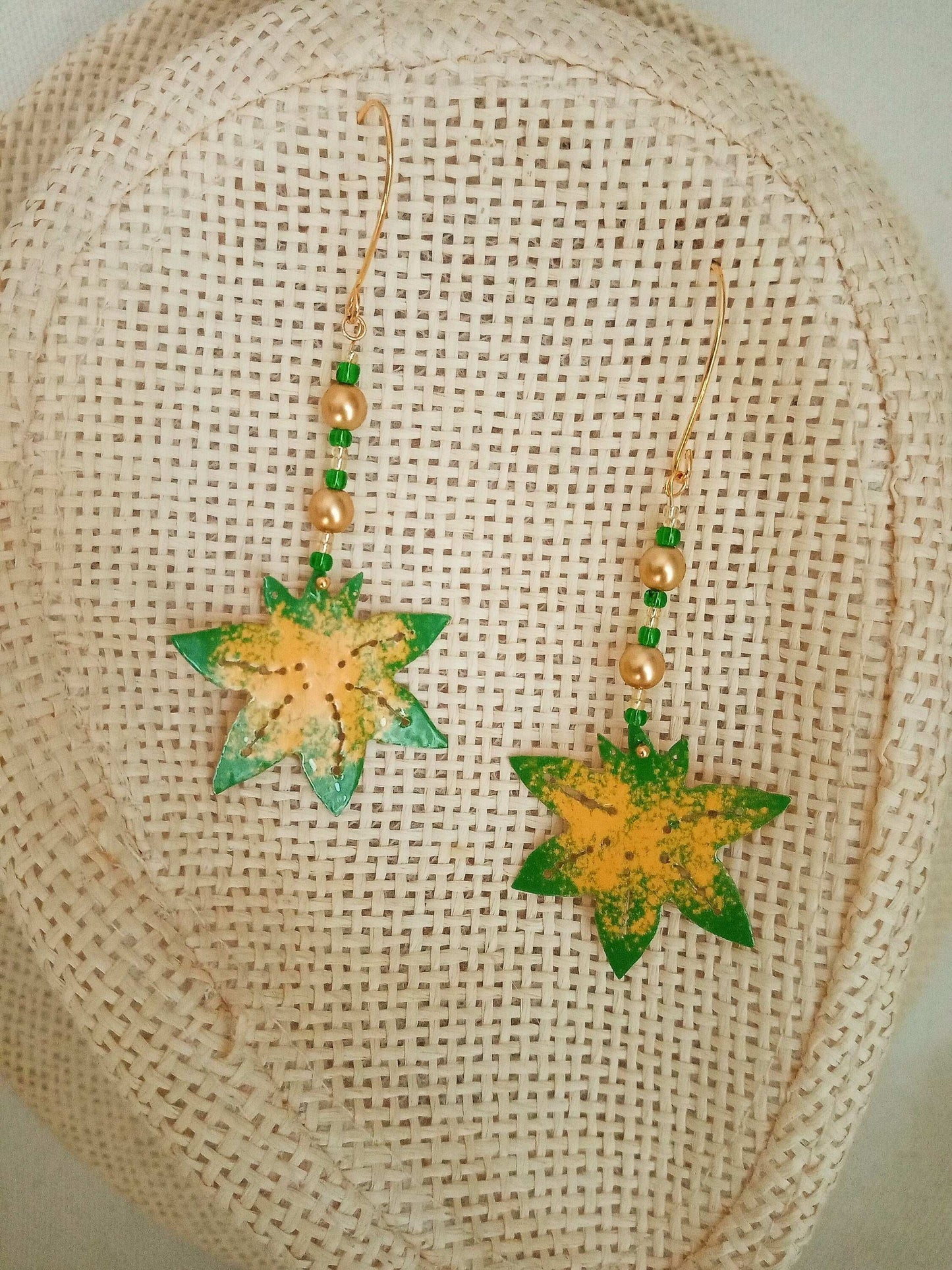 Boucles d'oreilles  fait main feuille émaillée verte et jaune avec perles