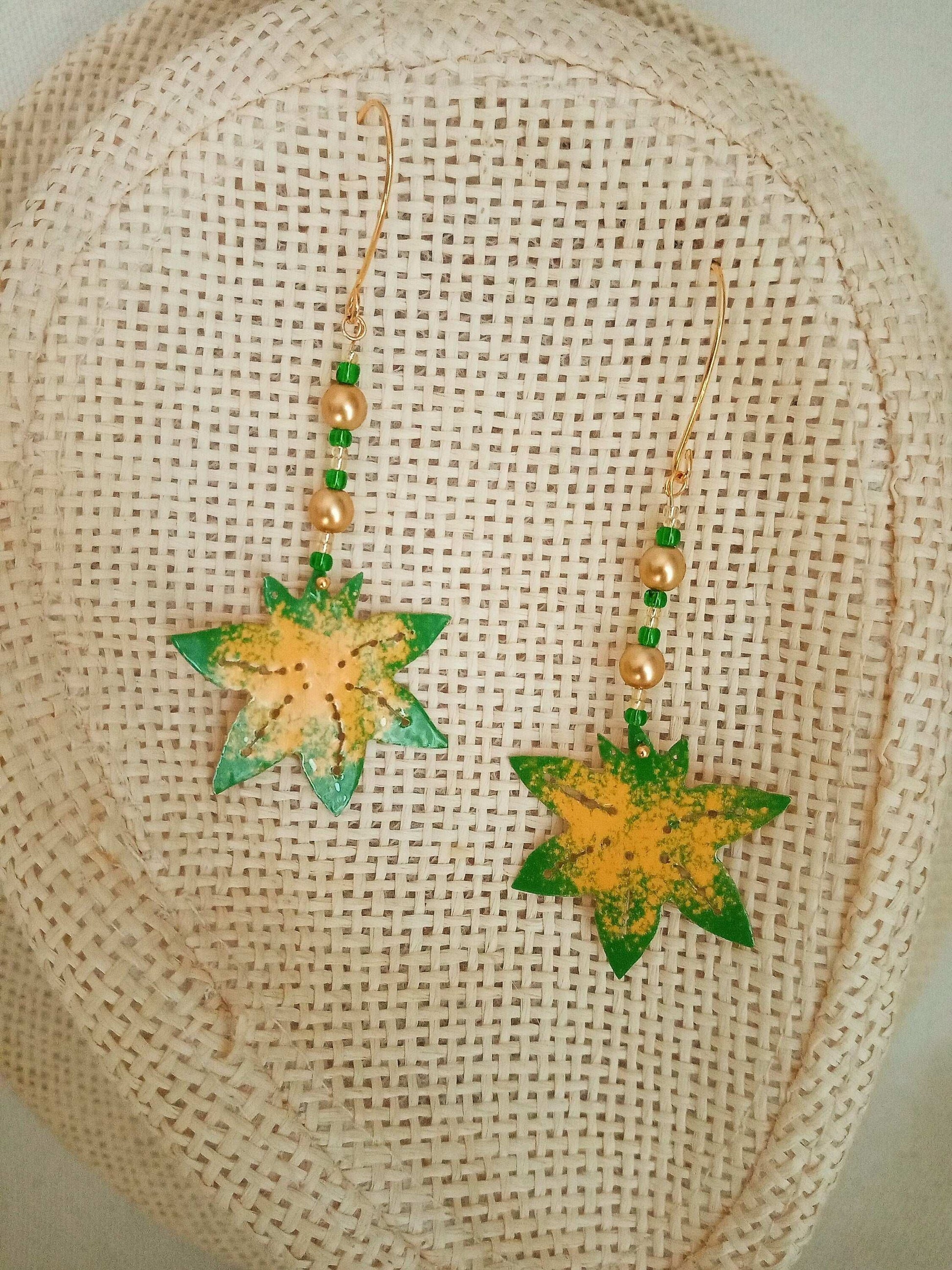 Boucles d'oreilles  fait main feuille émaillée verte et jaune avec perles