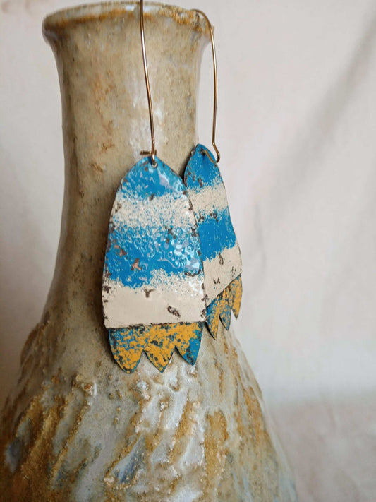 Boucles d'oreilles fait main pendantes,originales,légères, vintage,blanc, jaune et bleues.