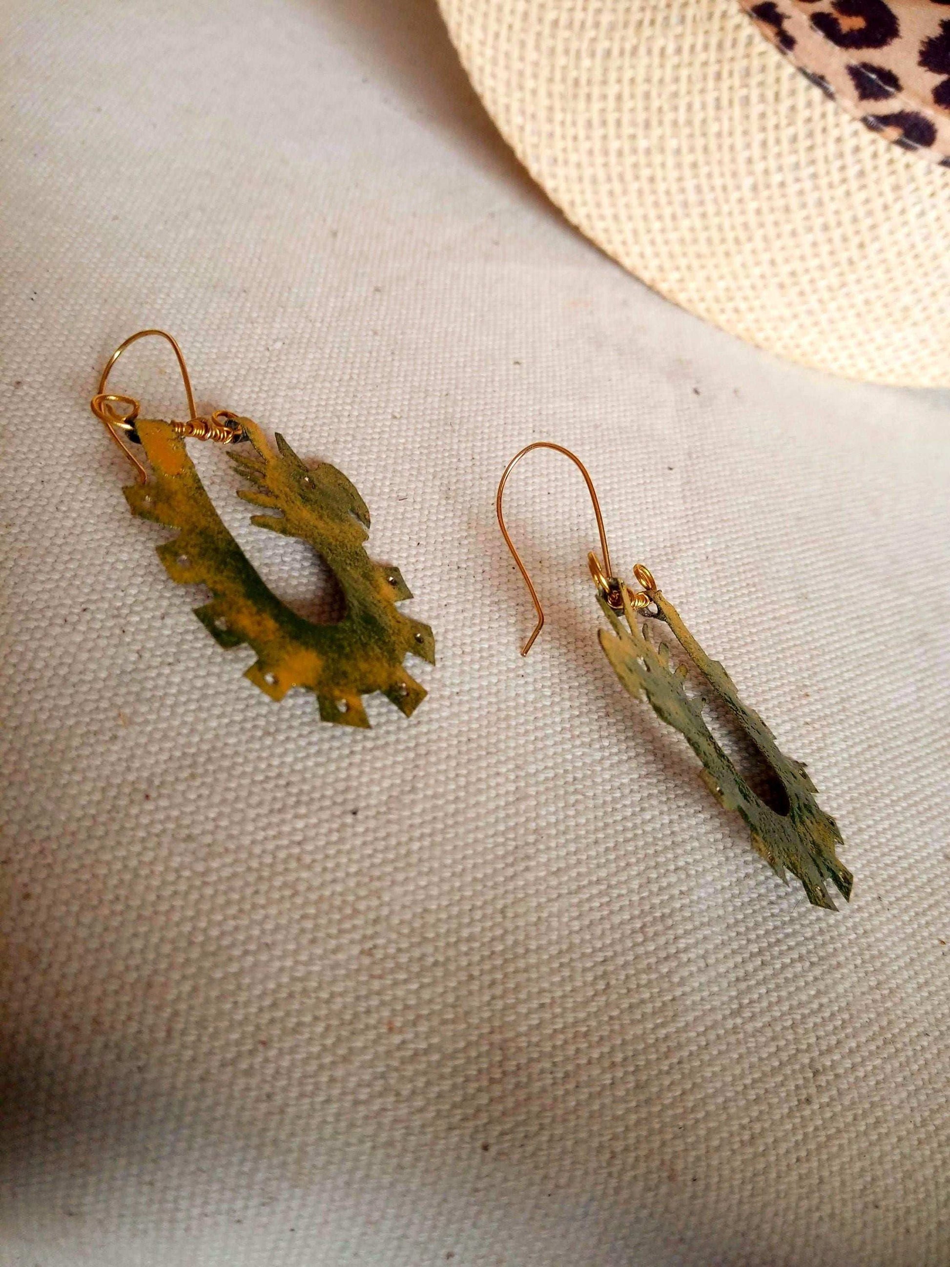 Boucles  légères inca en laiton émaillées vertes et or