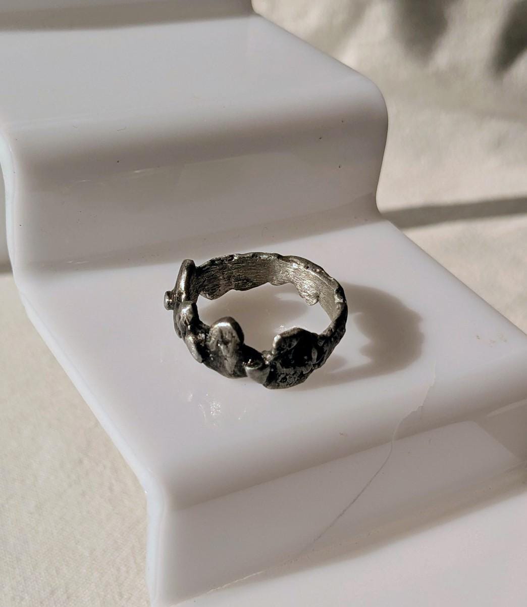 Bague anneau brutaliste contemporaine T62 étain  massif vieilli