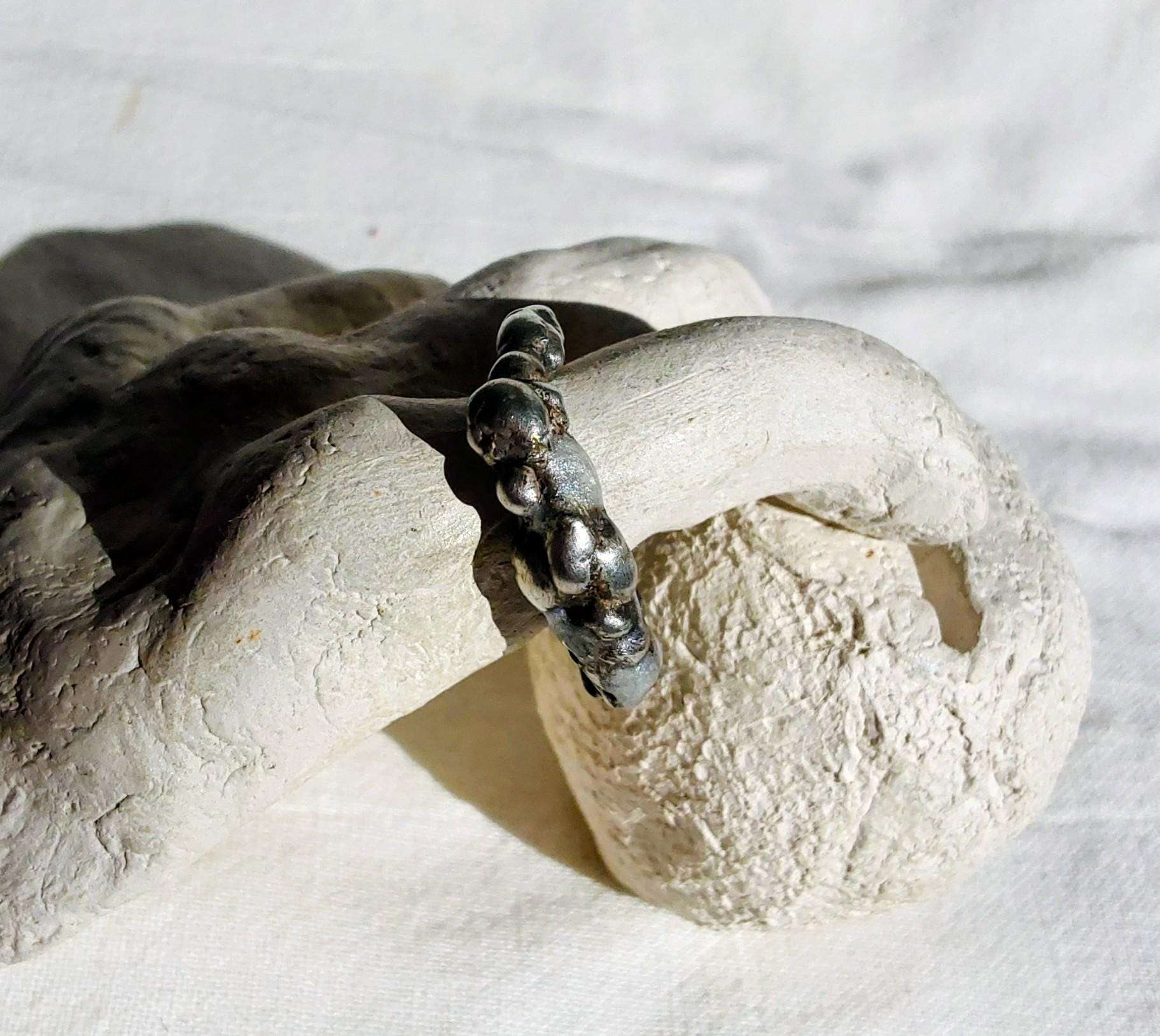 Bague anneau brutaliste contemporaine T51 étain touches blanc nacré