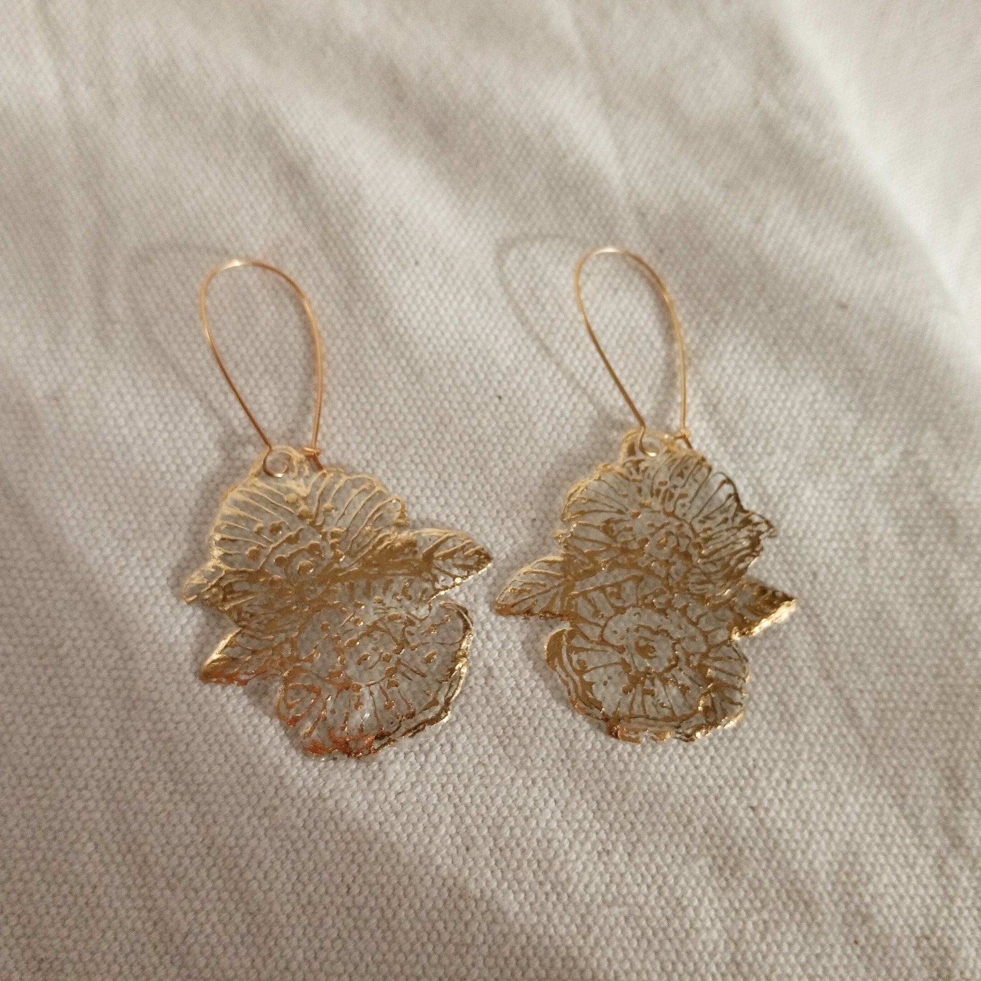 Boucles d'oreilles fleurs dorées pendantes longues bohèmes