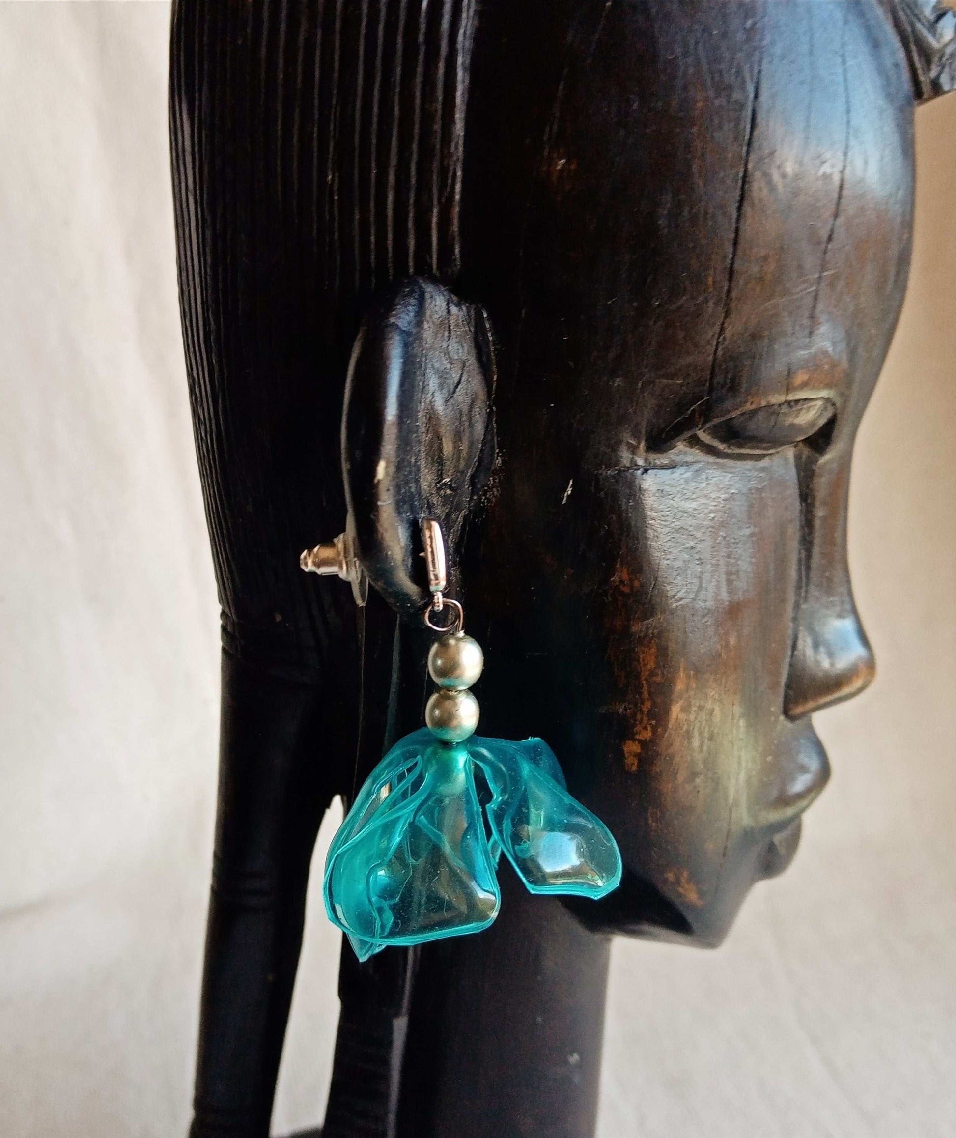 Clous d'oreillesfait main  bleu fleurs plastique  upcycling