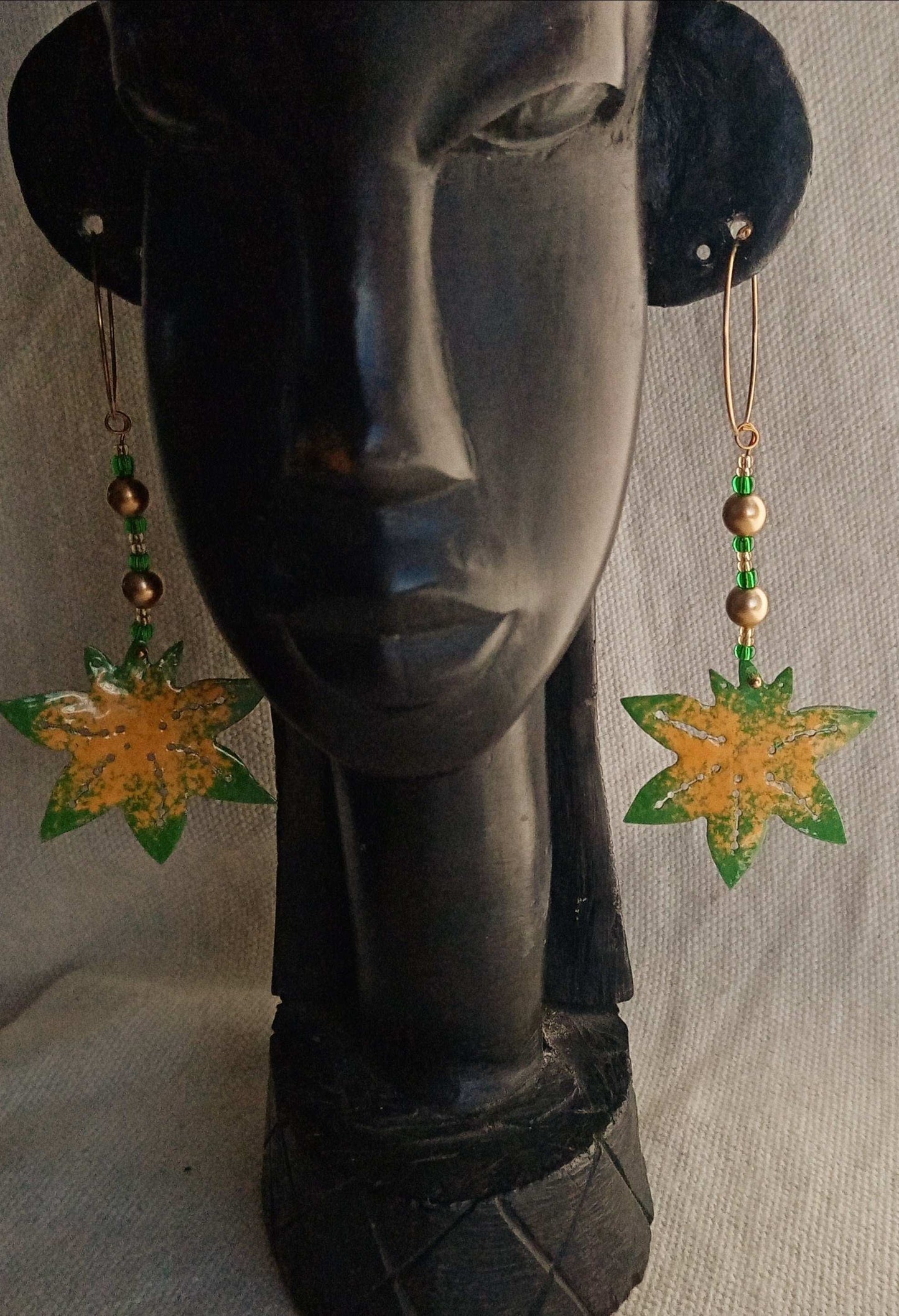 Boucles d'oreilles  fait main feuille émaillée verte et jaune avec perles