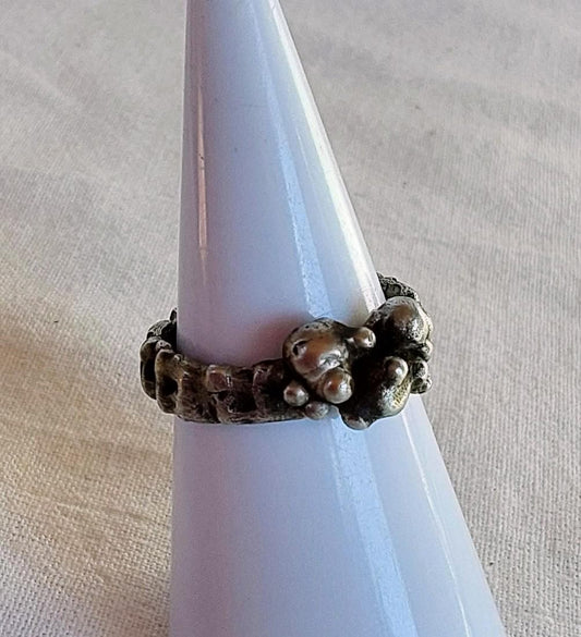 Bague brutaliste contemporaine T61 étain massif vieilli