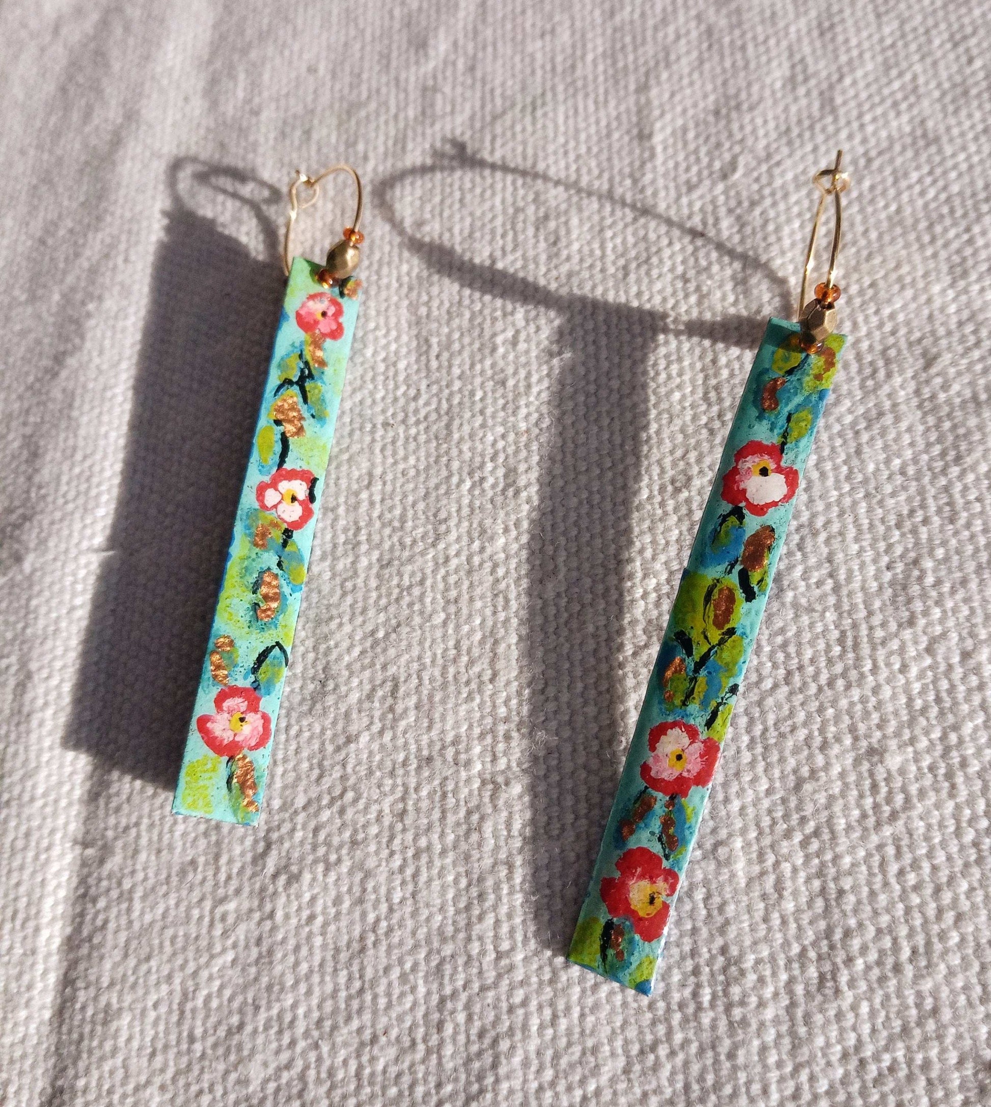 Boucles fait main pendantes bleues avec fleurs, bohèmes shabi chic,   laiton