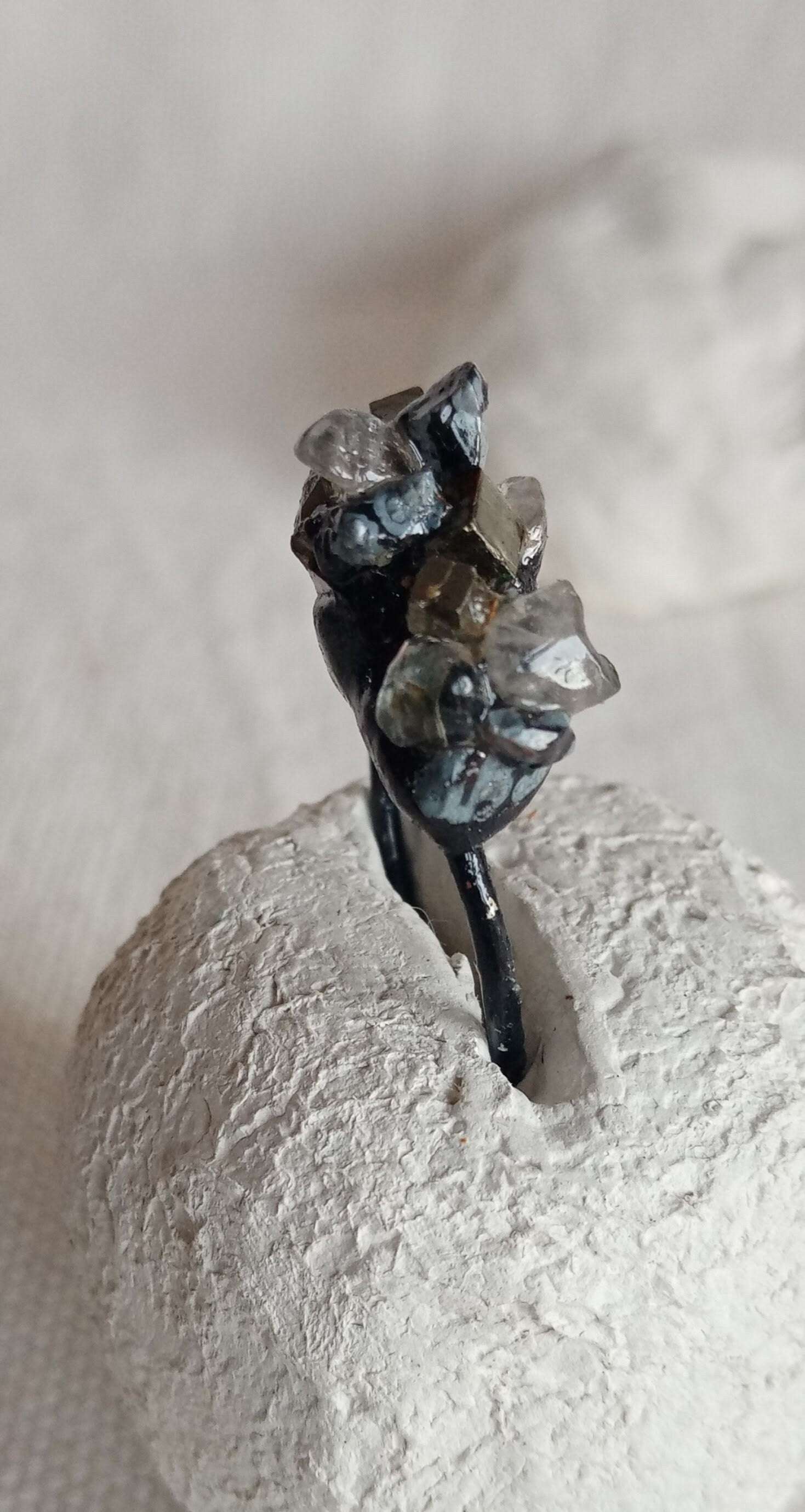 Bague contemporaine en étain et pierres naturelles.