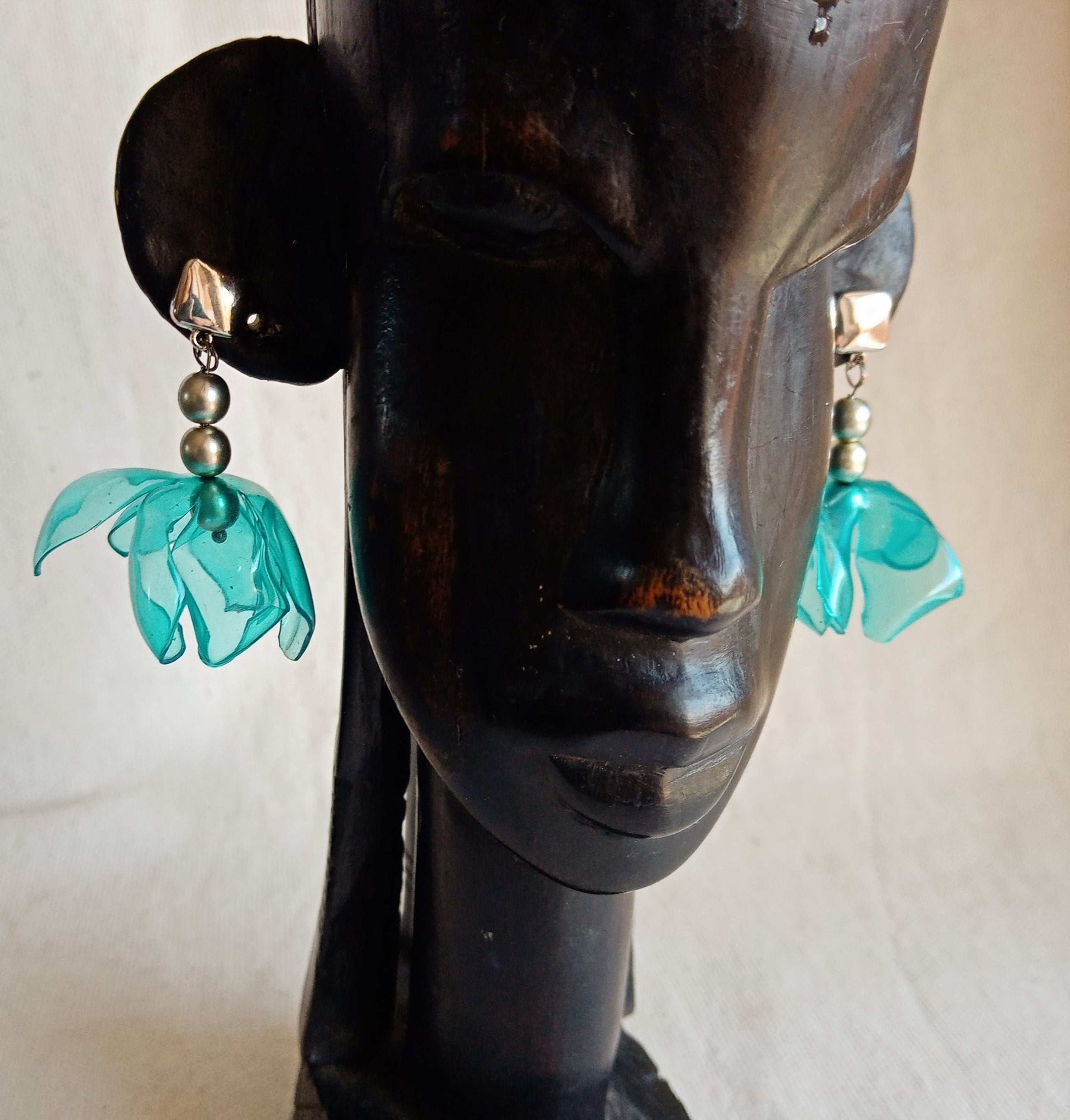 Clous d'oreillesfait main  bleu fleurs plastique  upcycling