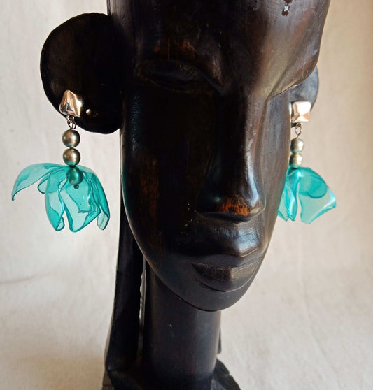 Clous d'oreillesfait main  bleu fleurs plastique  upcycling