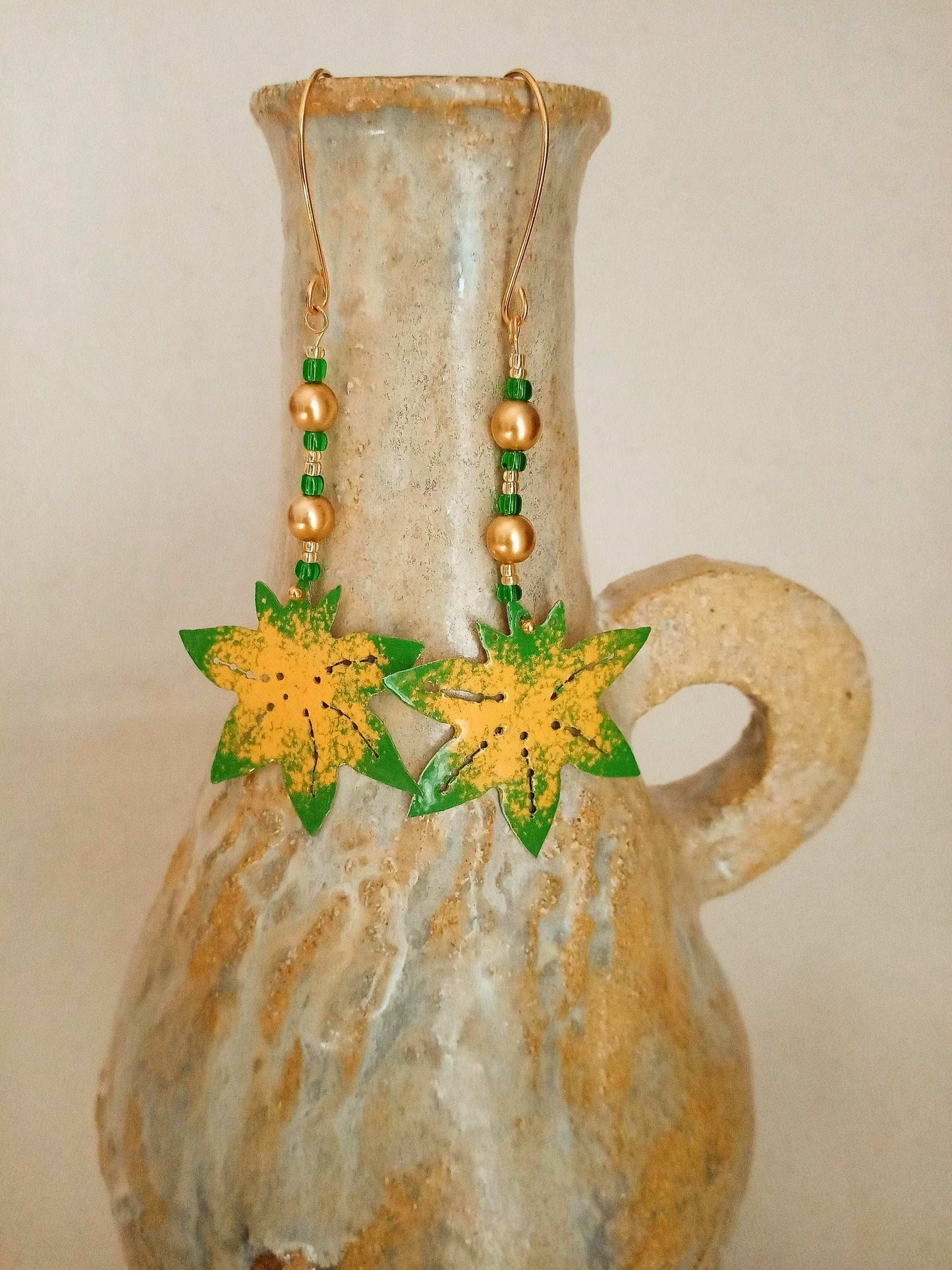 Boucles d'oreilles  fait main feuille émaillée verte et jaune avec perles