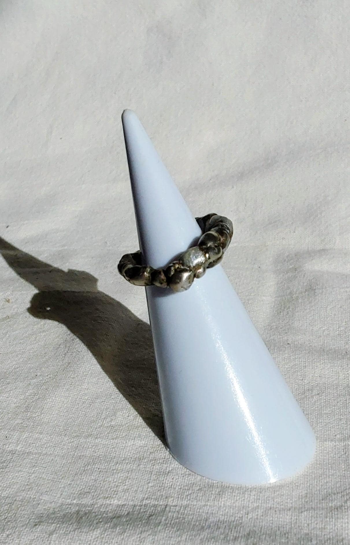 Bague anneau brutaliste contemporaine T51 étain touches blanc nacré