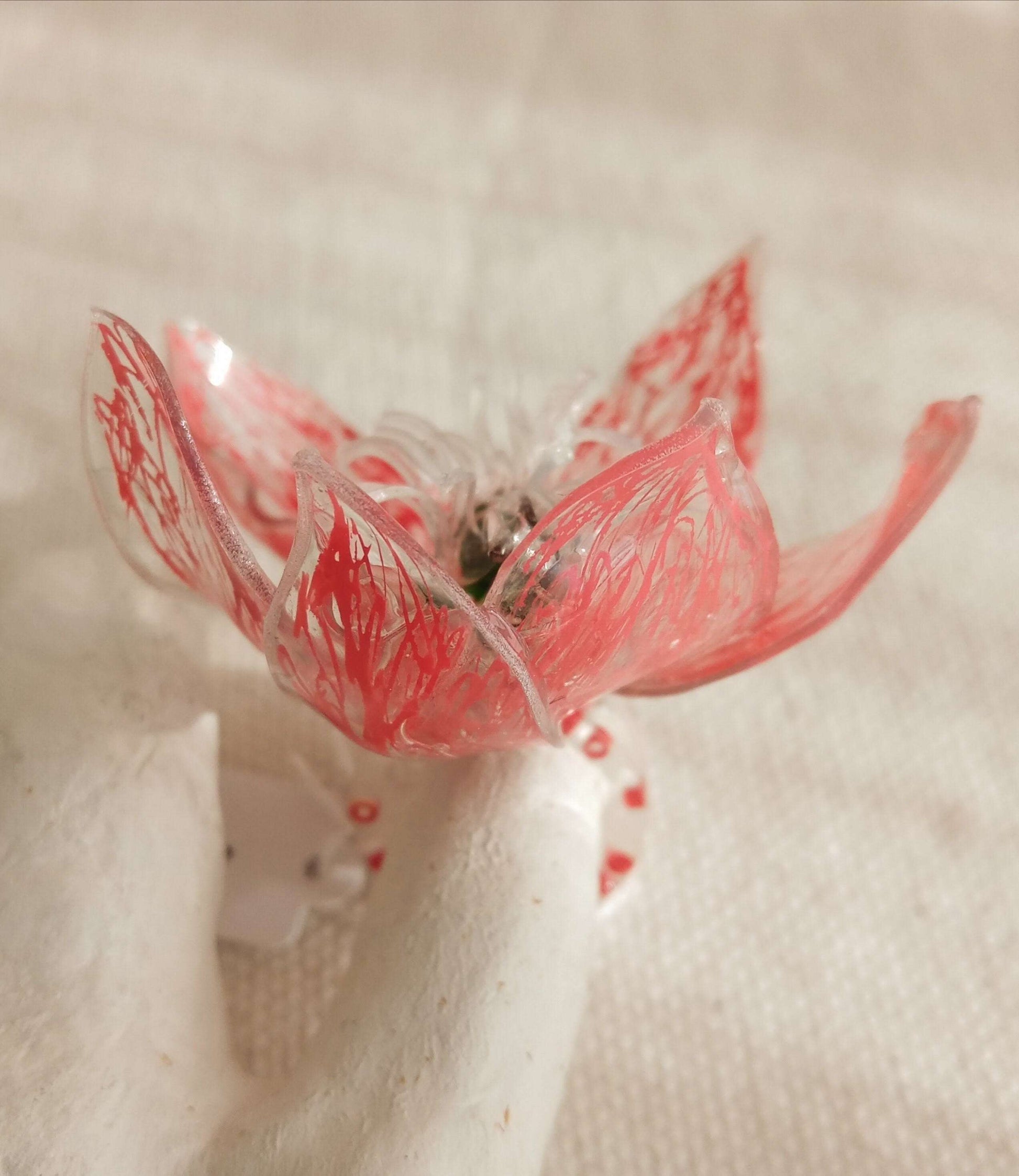 Bague T49 fleur rouge coeur vert en plastique surcyclé