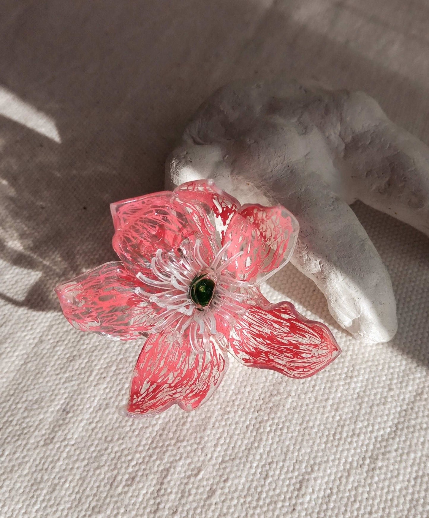 Bague T49 fleur rouge coeur vert en plastique surcyclé