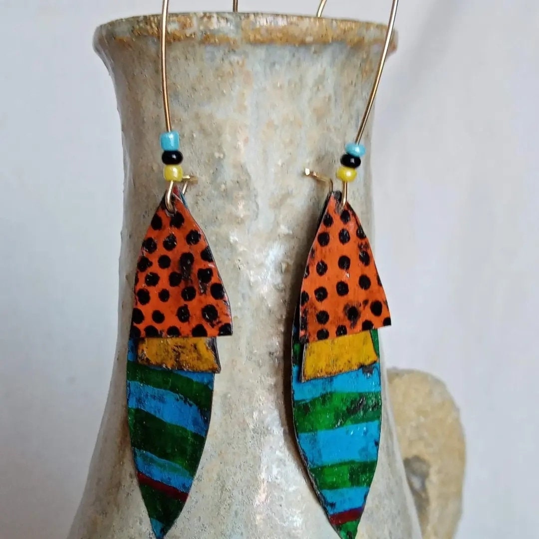 Boucles d'oreilles légères uniques fait main  en laiton oranges bleues jaunes.. composées de plusieurs pièces mobiles