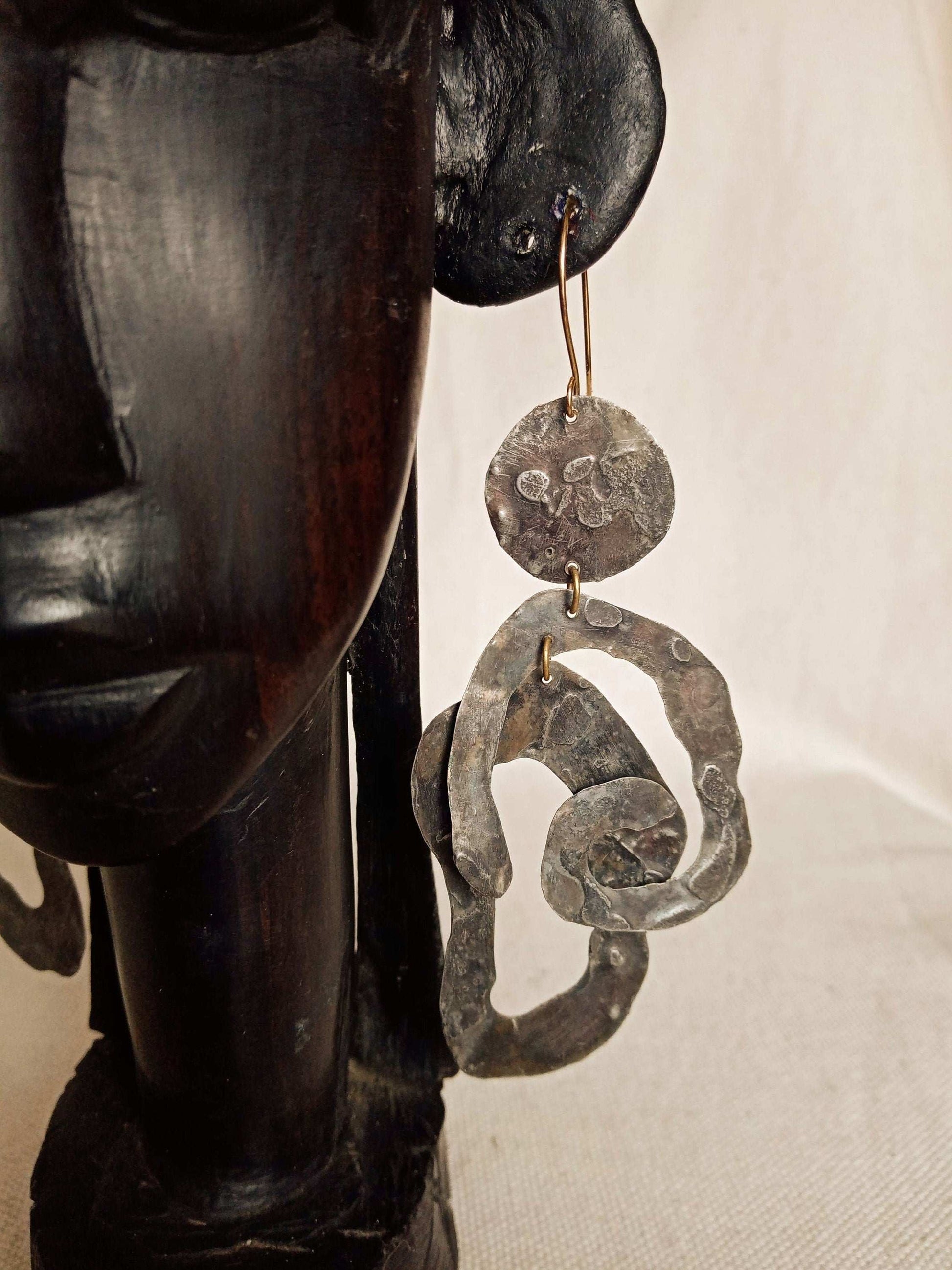 Boucles d'oreilles laiton noires bohême, très originales et légères
