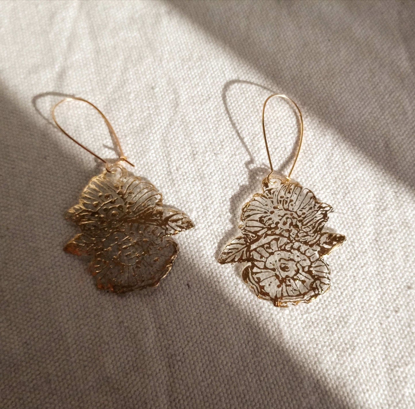 Boucles d'oreilles fleurs dorées pendantes longues bohèmes