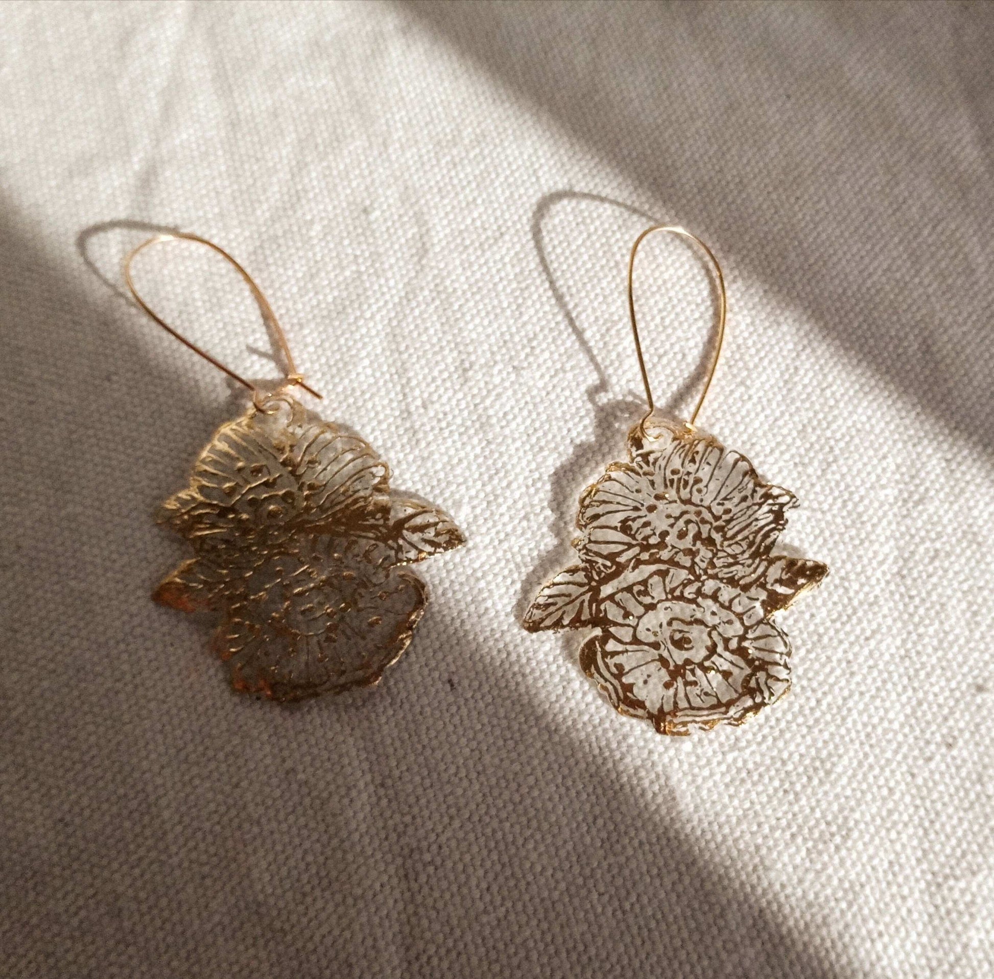 Boucles d'oreilles fleurs dorées pendantes longues bohèmes