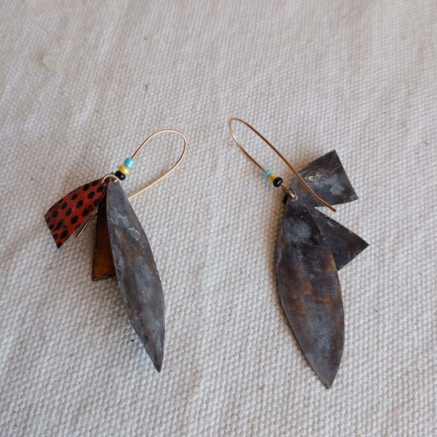 Boucles d'oreilles légères uniques fait main  en laiton oranges bleues jaunes.. composées de plusieurs pièces mobiles