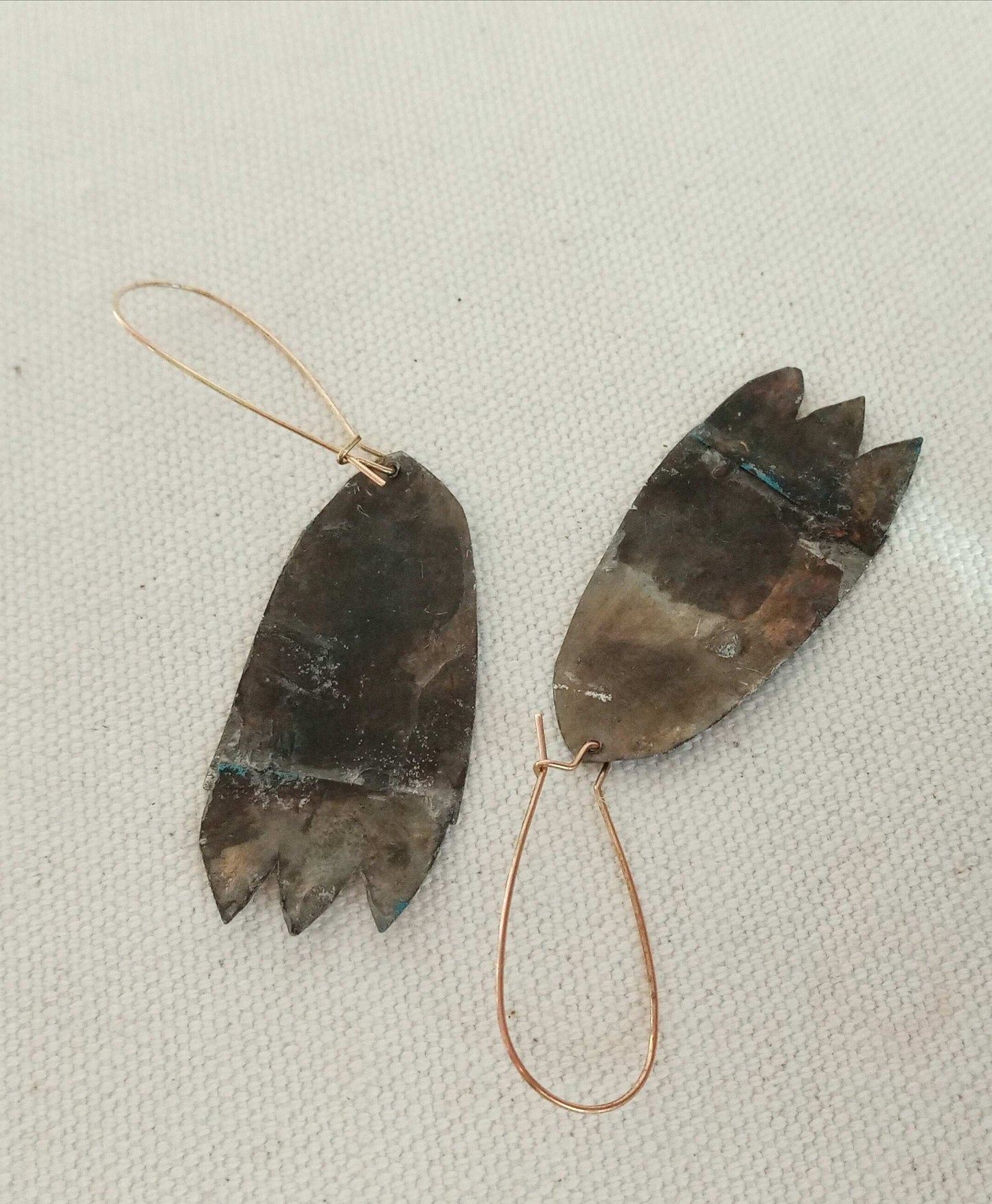 Boucles d'oreilles fait main pendantes,originales,légères, vintage,blanc, jaune et bleues.