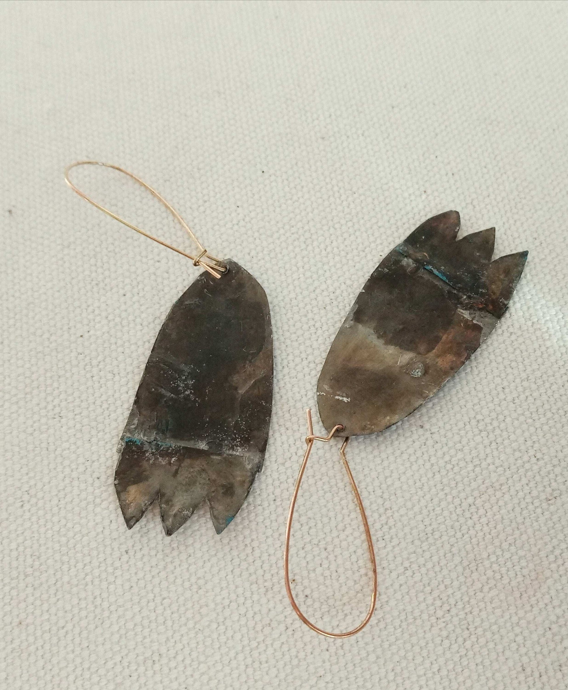 Boucles d'oreilles fait main pendantes,originales,légères, vintage,blanc, jaune et bleues.