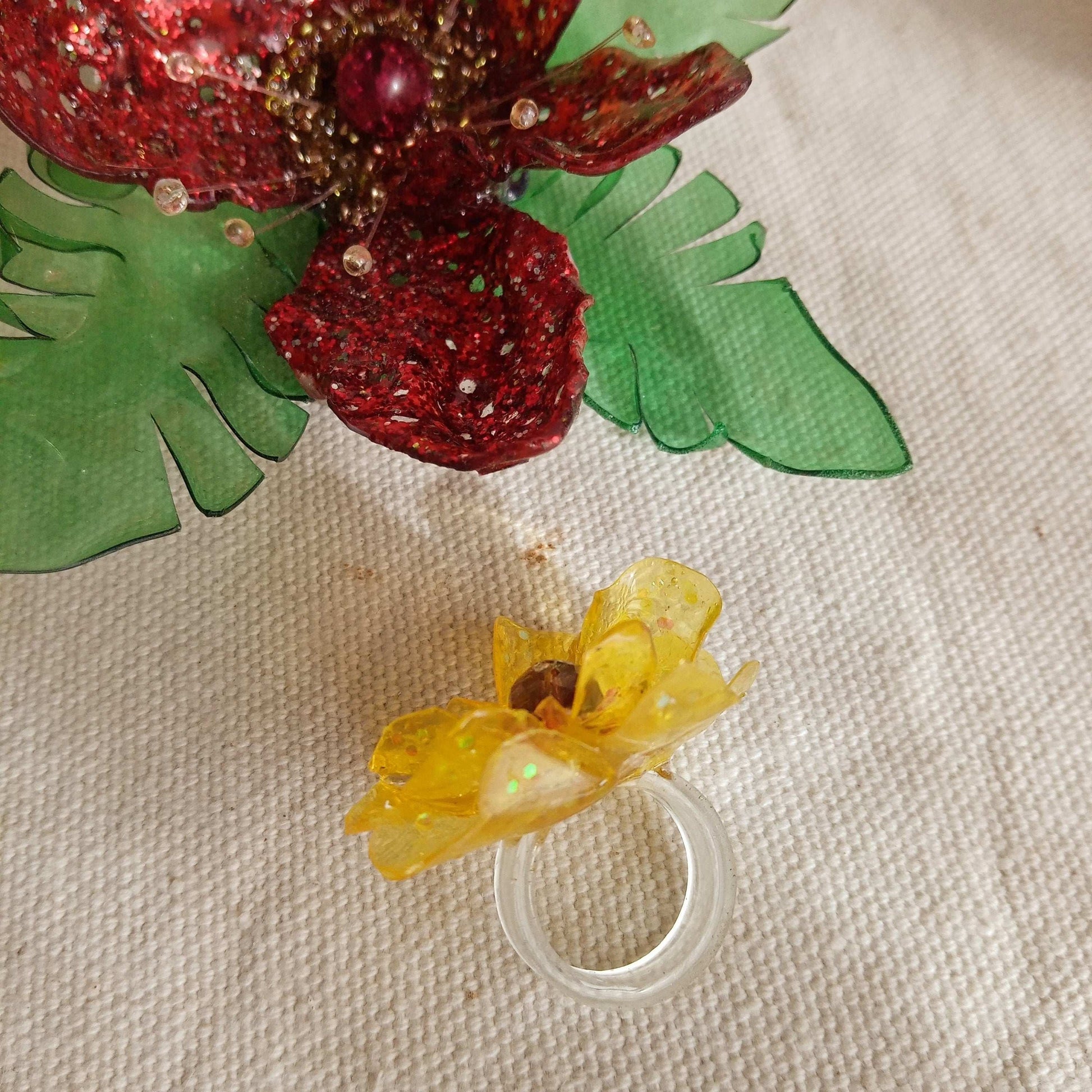 Bague  T50 fleur jaune coeur rose  en plastique upcycling