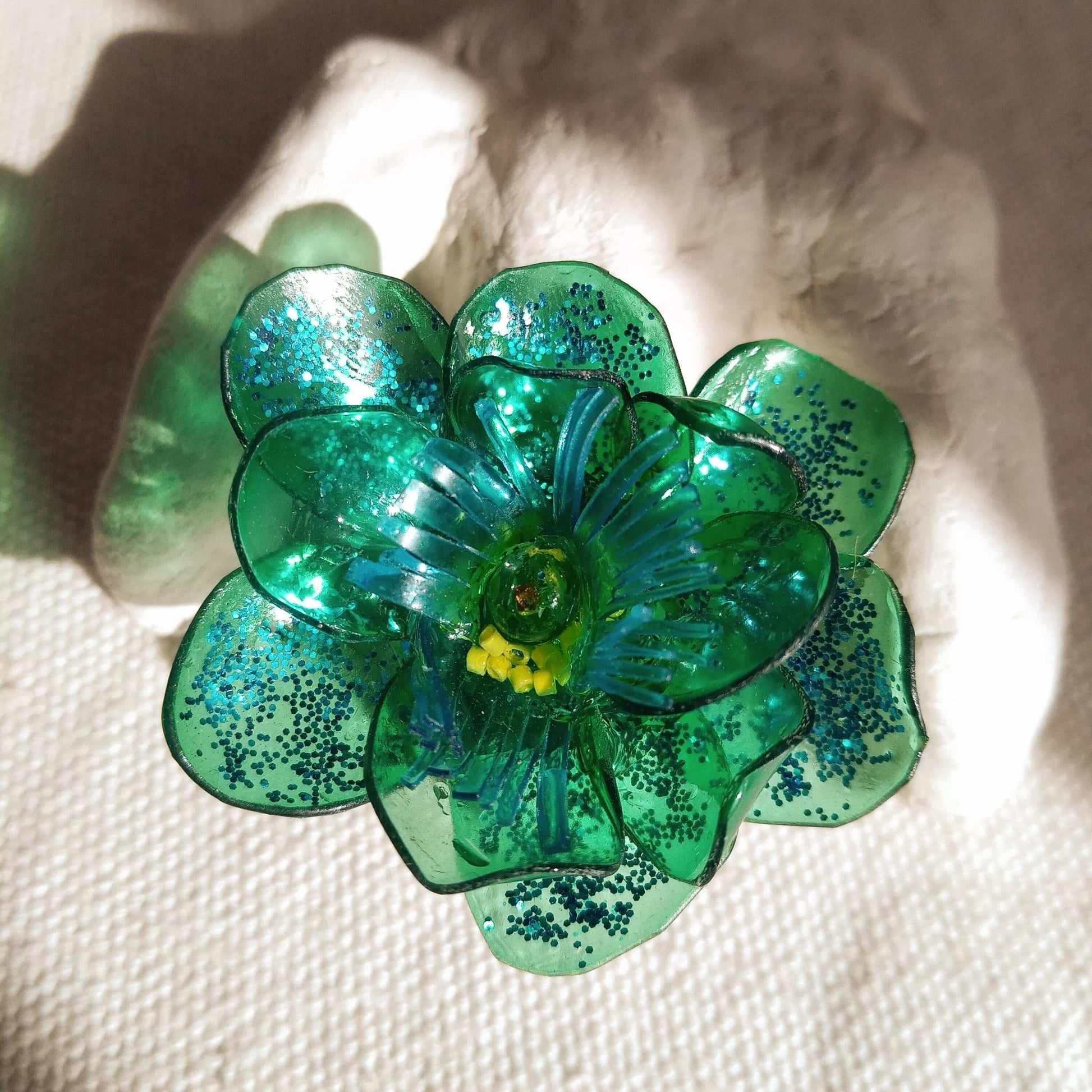 Bague  T56 fleur verte pailletée coeur jaune upcycling