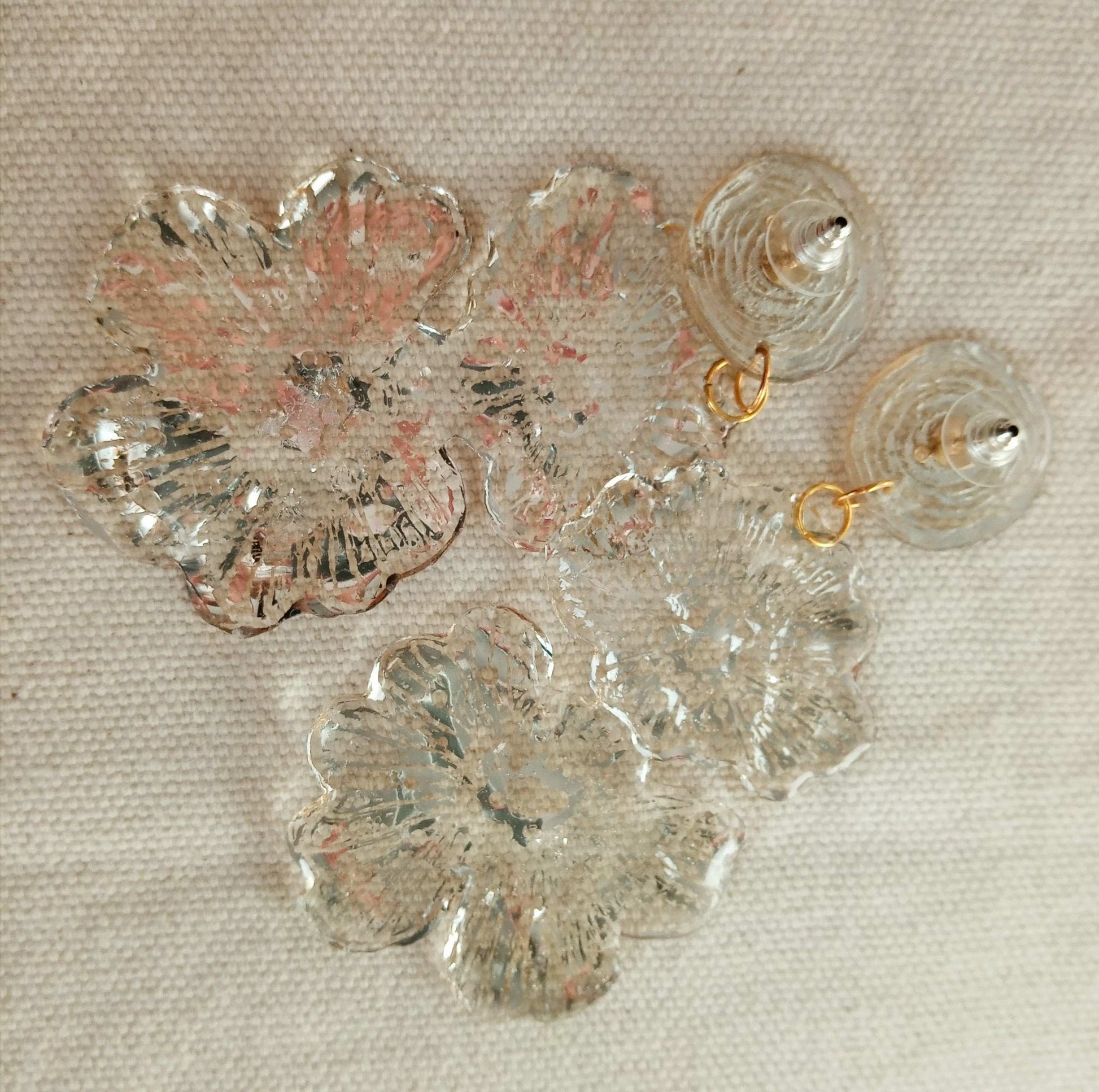 Clous d'oreilles fleurs dorées pendantes longues bohèmes fait main