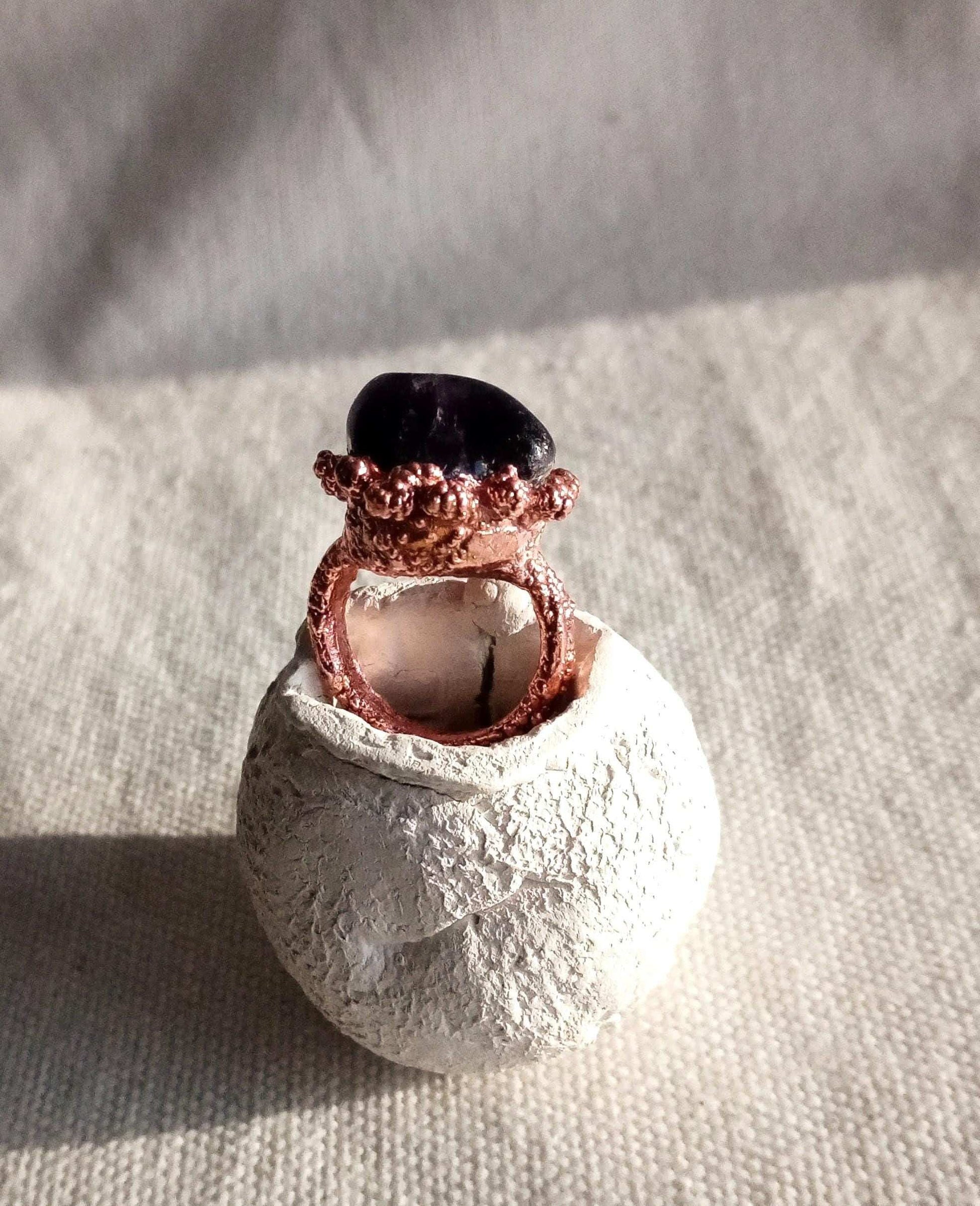 Bague T 49  améthyste sur cuivre style brutaliste