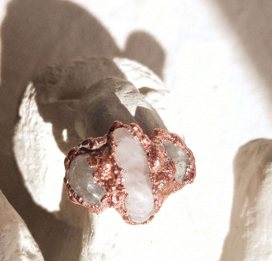 Bague pierres naturelles quartz rose cuivre électroformé style brutaliste