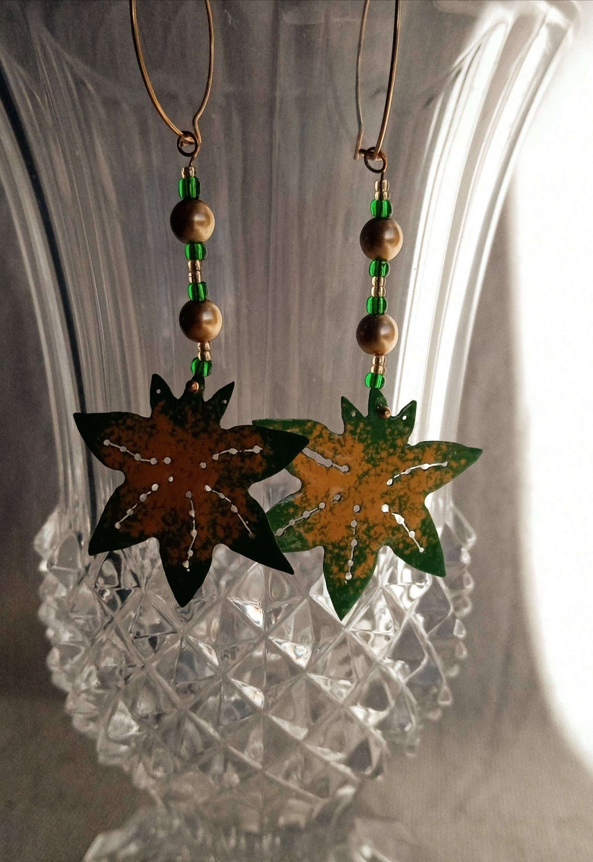 Boucles d'oreilles  fait main feuille émaillée verte et jaune avec perles