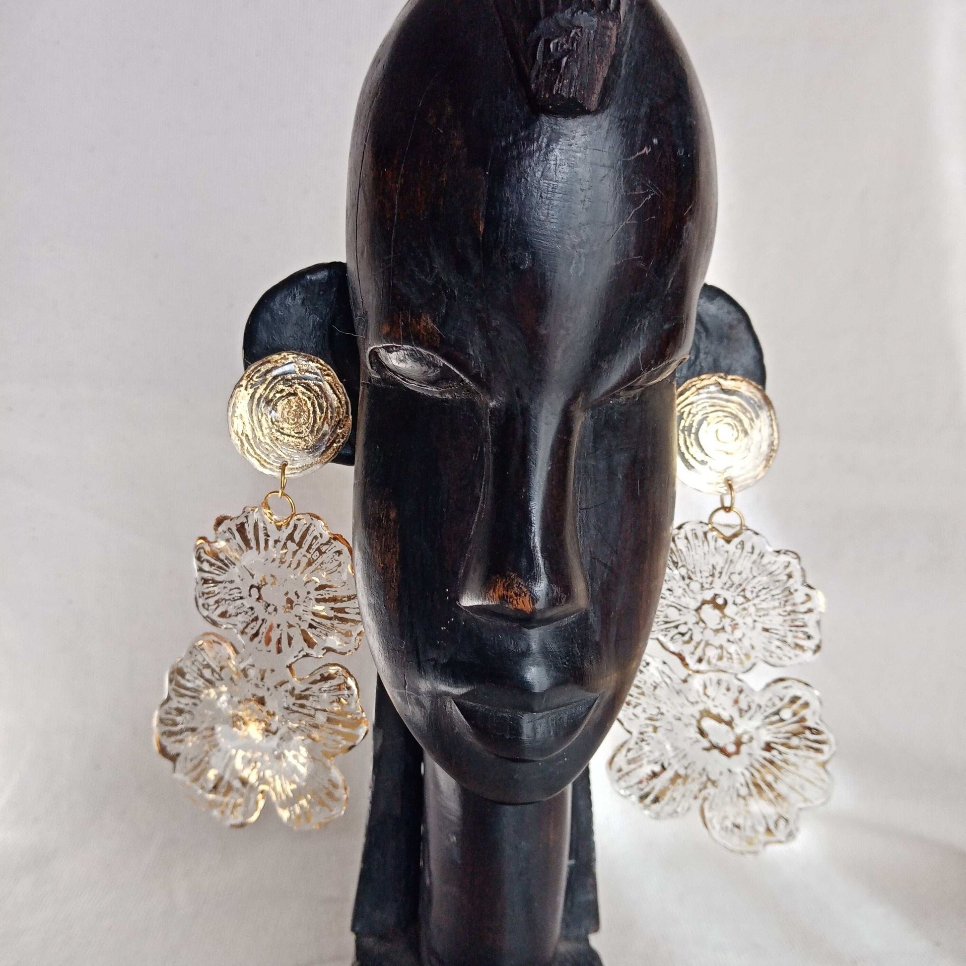 Clous d'oreilles fleurs dorées pendantes longues bohèmes fait main