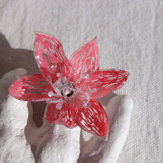 Bague T62  fleur rouge a coeur vert upcycling