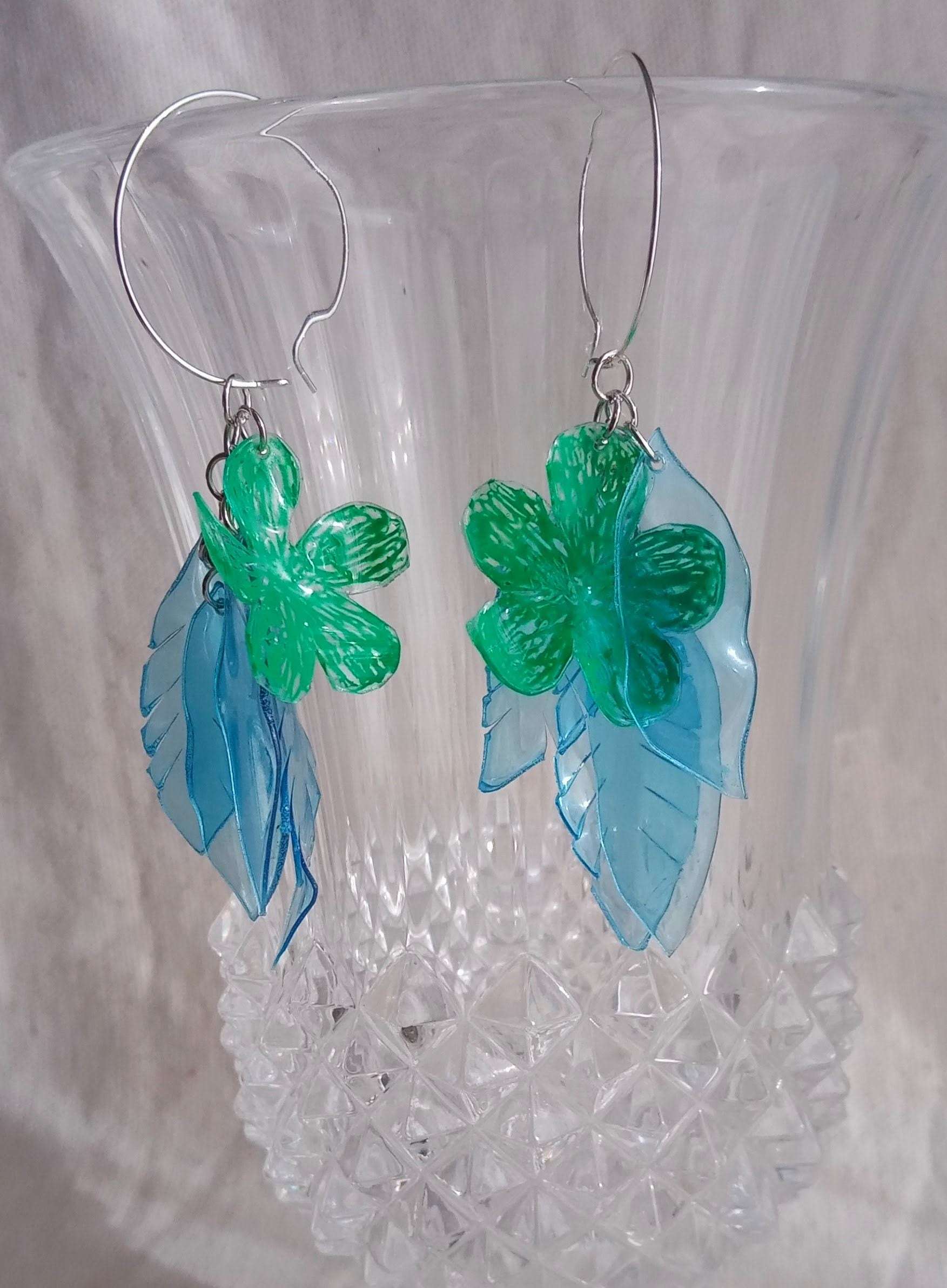 Créoles fleurs romantiques bleu et vertes, PET upcycling
