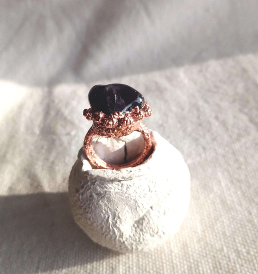 Bague T 49  améthyste sur cuivre style brutaliste