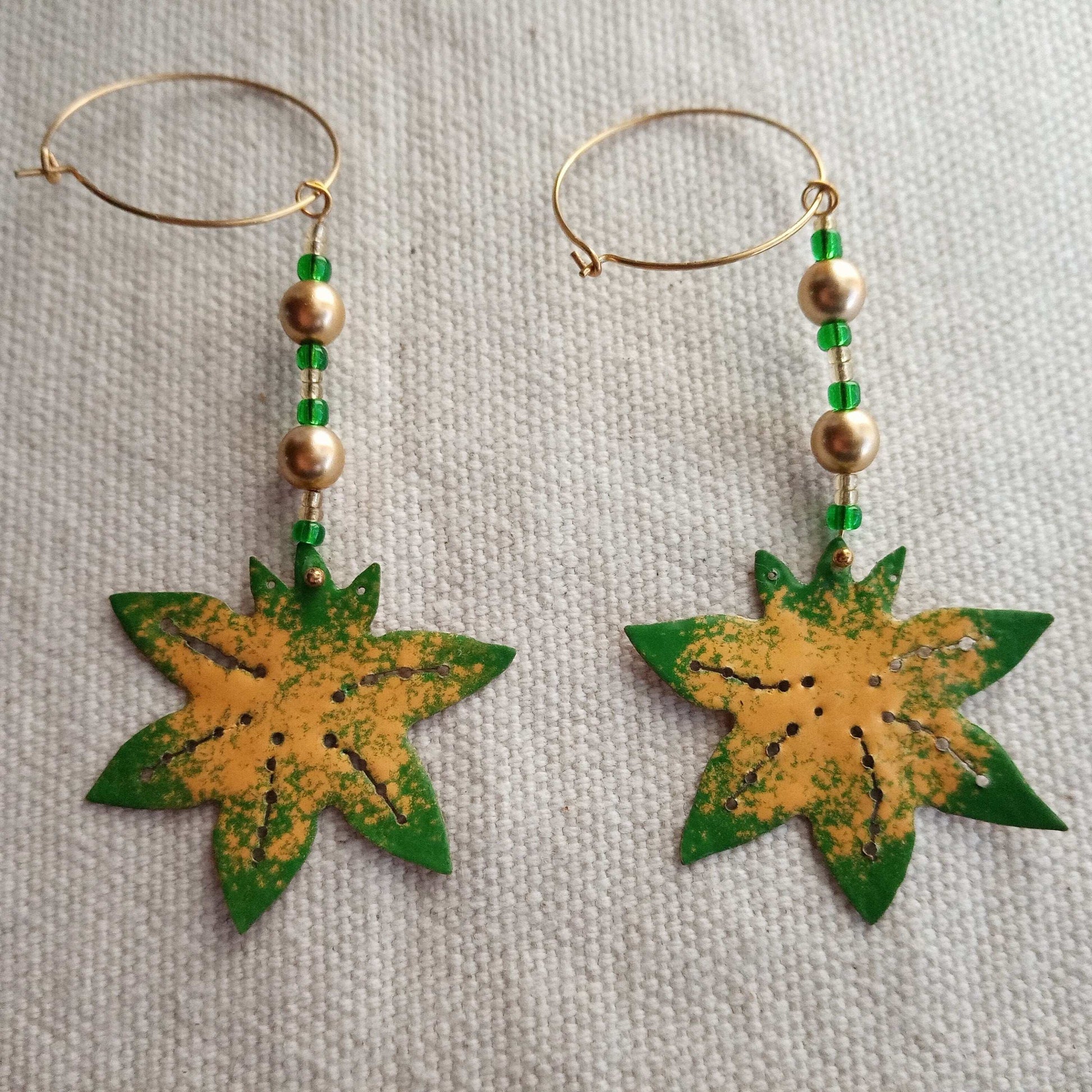 Boucles d'oreilles  fait main feuille émaillée verte et jaune avec perles