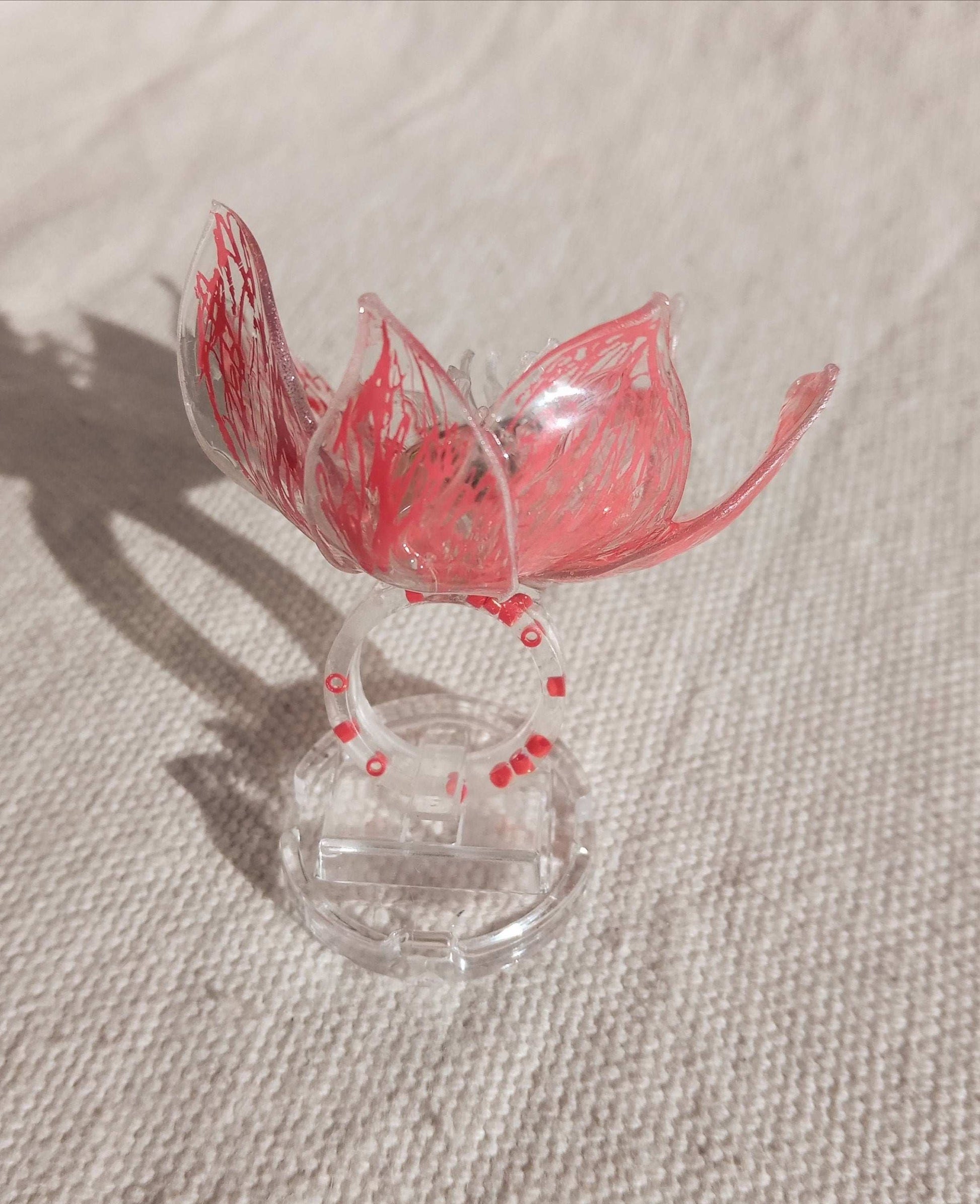 Bague T49 fleur rouge coeur vert en plastique surcyclé