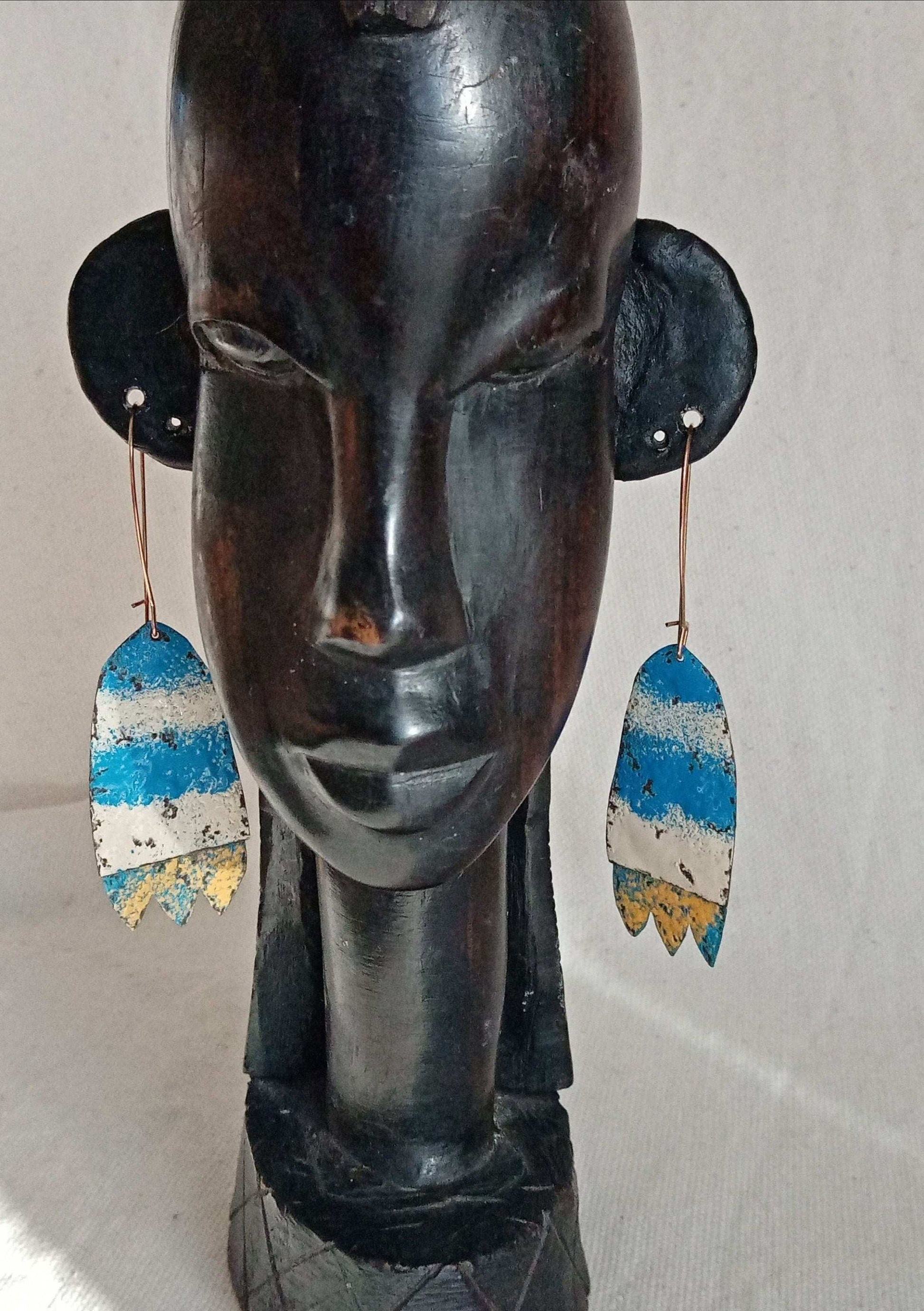 Boucles d'oreilles fait main pendantes,originales,légères, vintage,blanc, jaune et bleues.