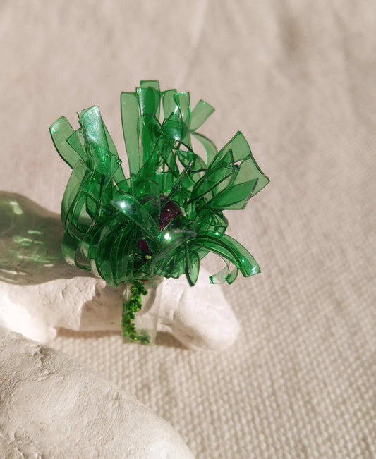 Bague  T57 fleur verte au coeur violet en plastique surcyclé