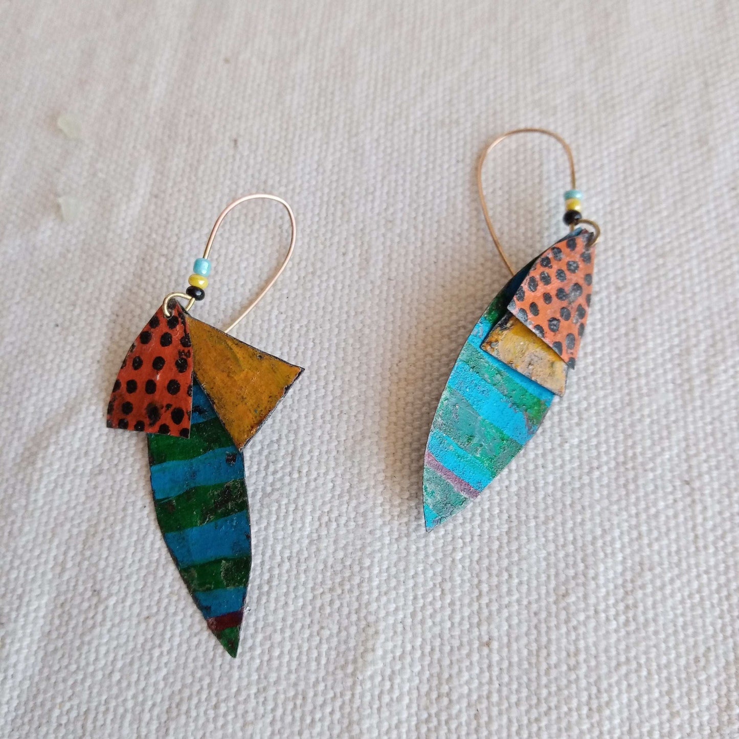Boucles d'oreilles légères uniques fait main  en laiton oranges bleues jaunes.. composées de plusieurs pièces mobiles