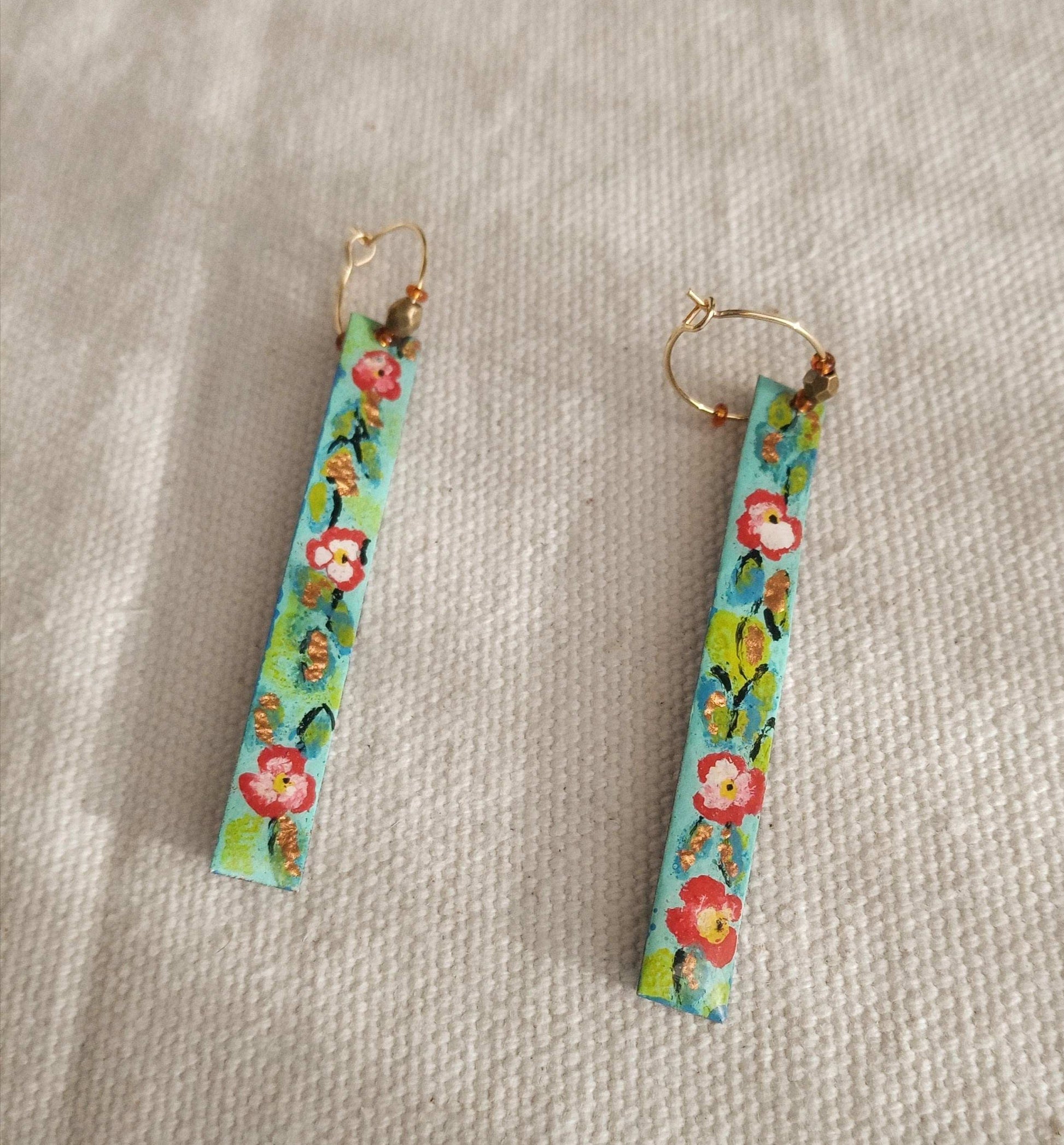 Boucles fait main pendantes bleues avec fleurs, bohèmes shabi chic,   laiton