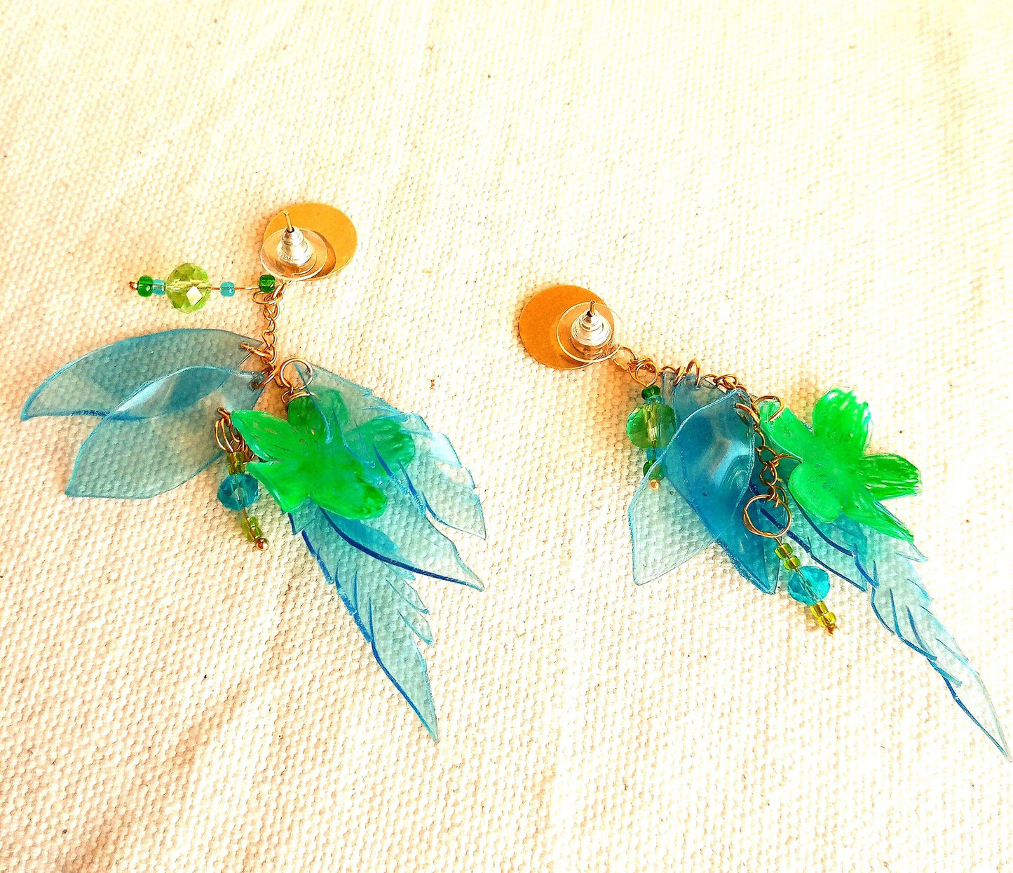Boucles d'oreilles clous romantiques bleu et vertes, upcycling