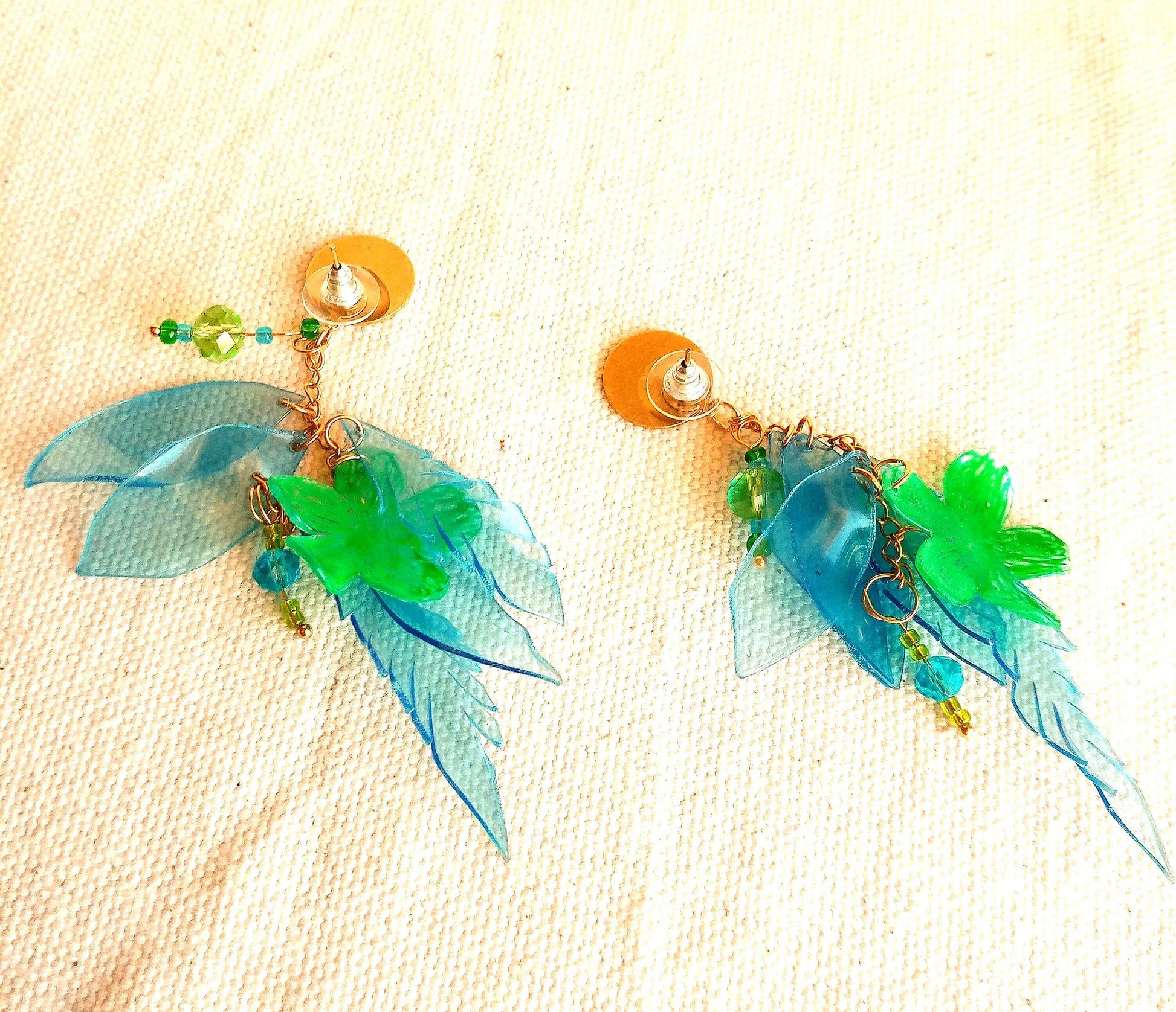 Boucles d'oreilles clous romantiques bleu et vertes, upcycling