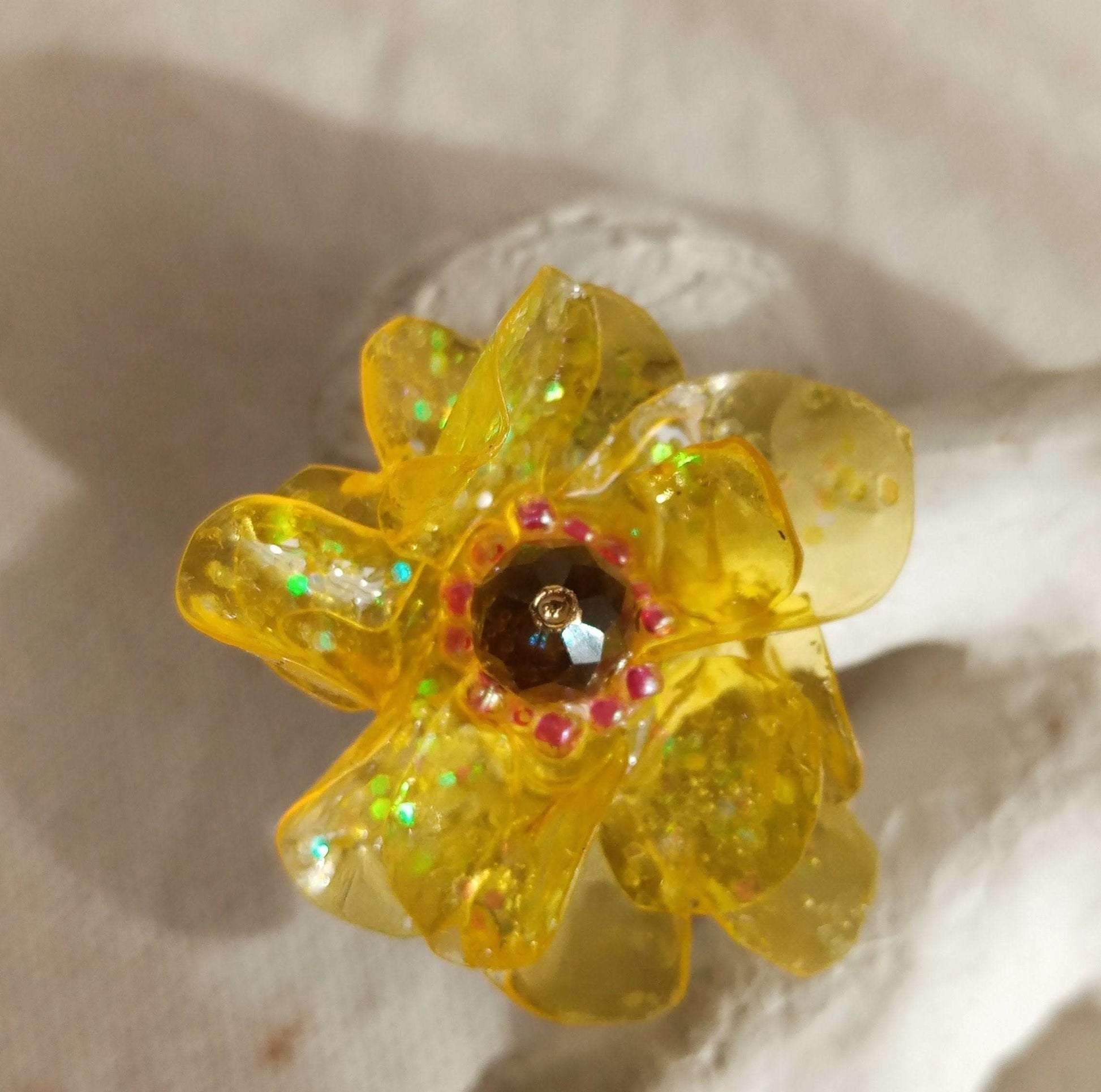 Bague  T50 fleur jaune coeur rose  en plastique upcycling